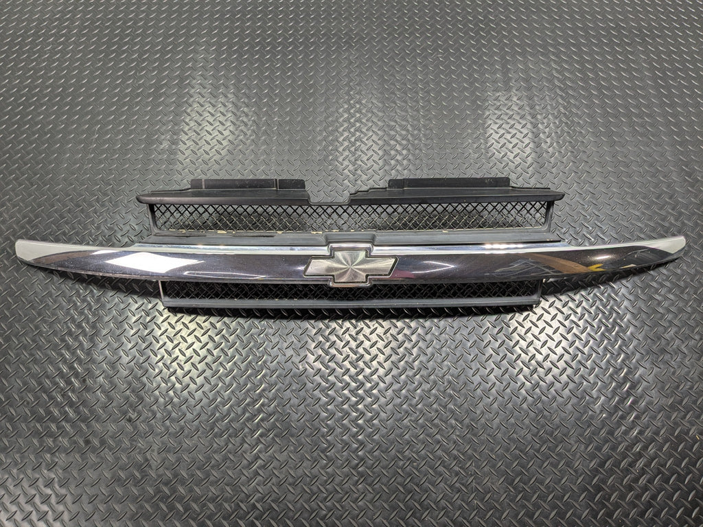 02 - 09 OEM CHEVROLET TRAILBLAZER FRONT UPPER BUMPER CENTER GRILLE WITH EMBLEM