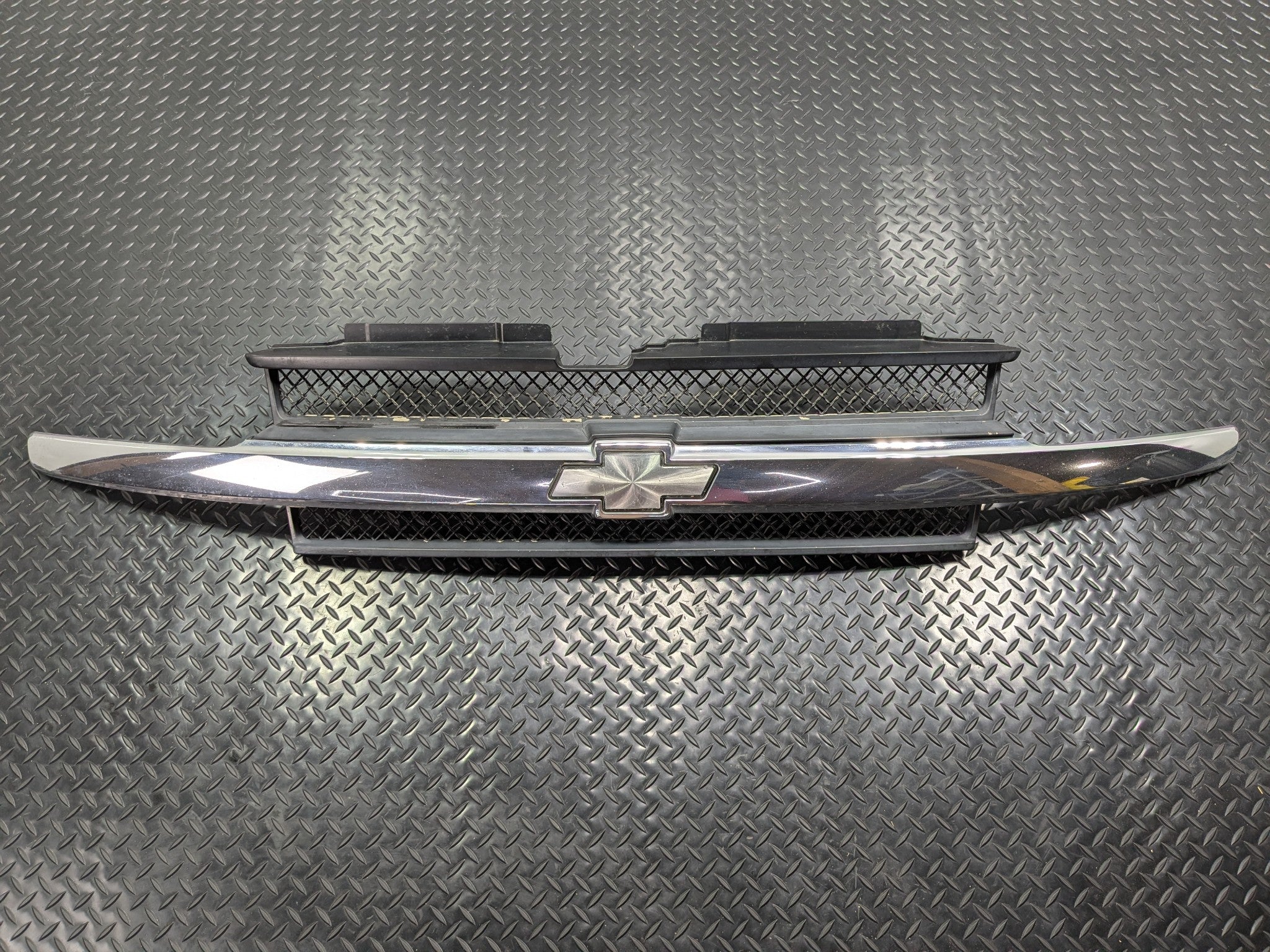 02 - 09 OEM CHEVROLET TRAILBLAZER FRONT UPPER BUMPER CENTER GRILLE WITH EMBLEM