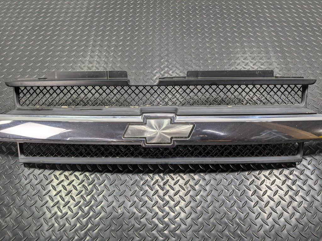 02 - 09 OEM CHEVROLET TRAILBLAZER FRONT UPPER BUMPER CENTER GRILLE WITH EMBLEM