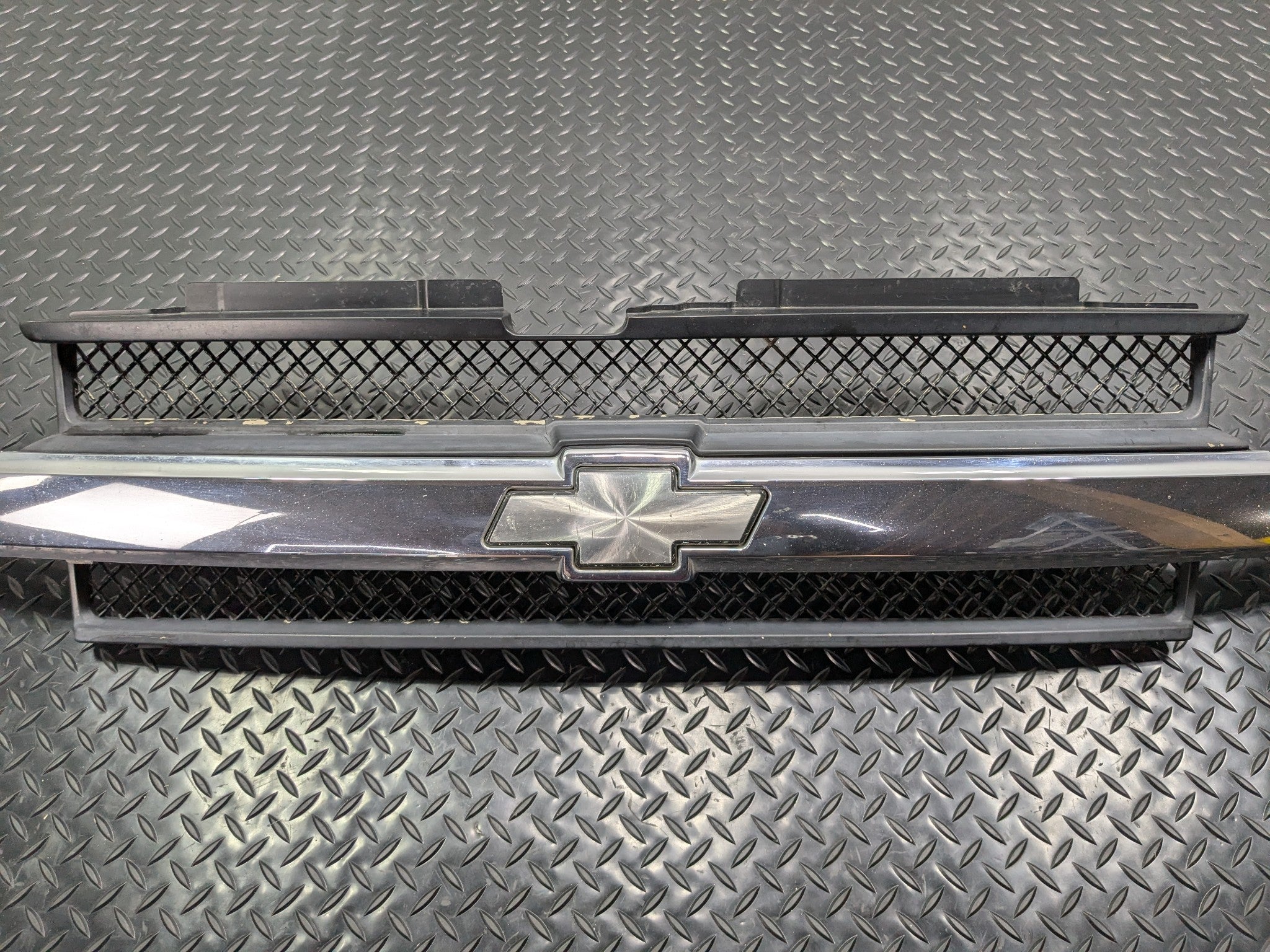 02 - 09 OEM CHEVROLET TRAILBLAZER FRONT UPPER BUMPER CENTER GRILLE WITH EMBLEM
