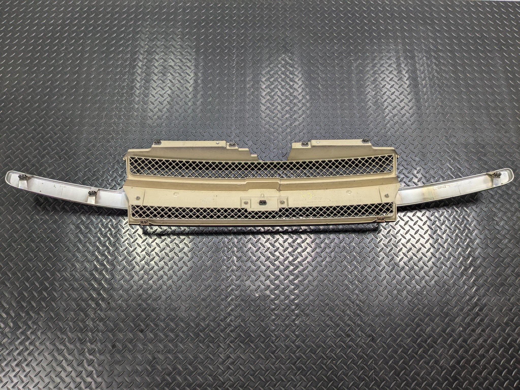 02 - 09 OEM CHEVROLET TRAILBLAZER FRONT UPPER BUMPER CENTER GRILLE WITH EMBLEM