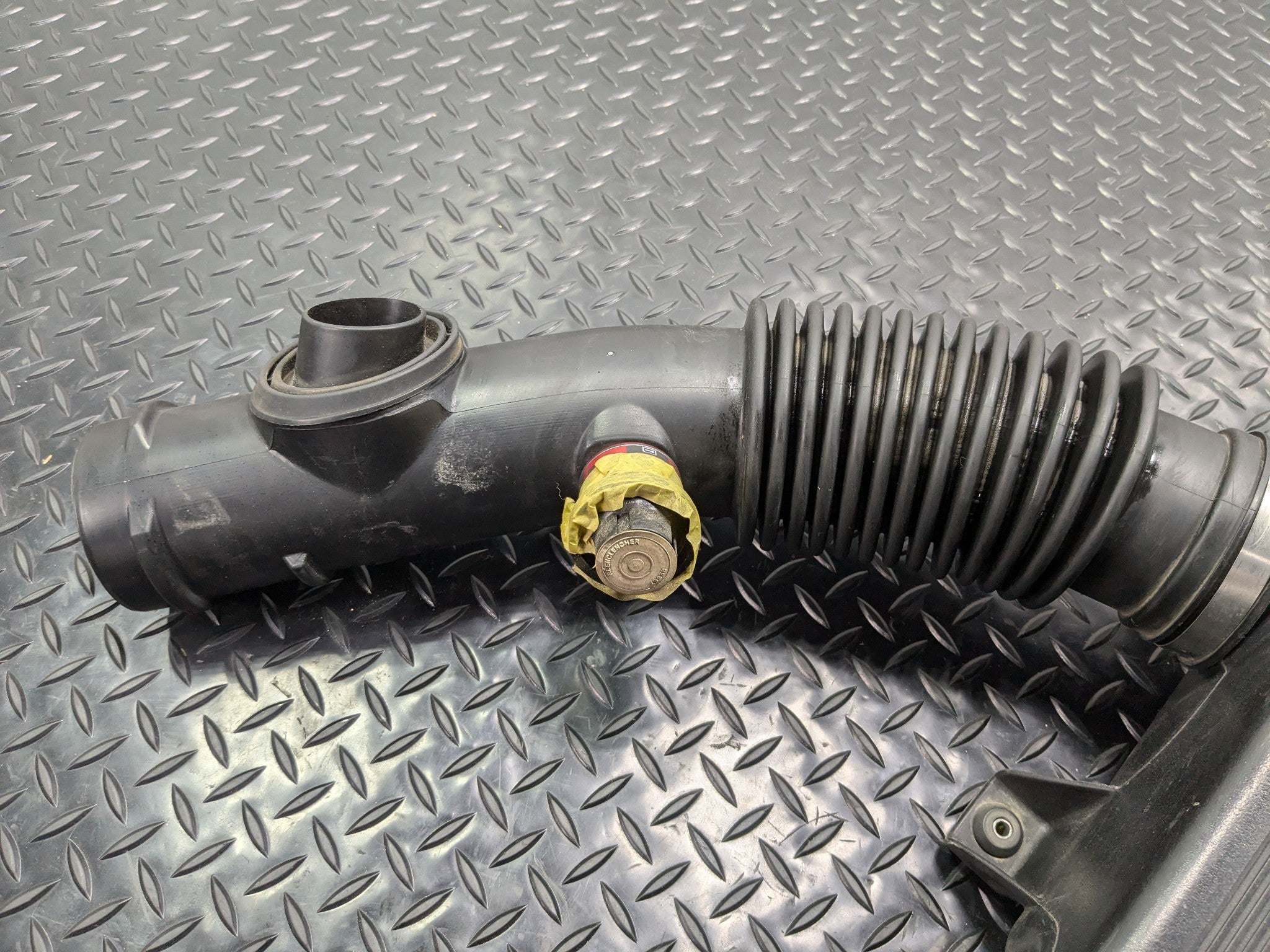 02 - 09 OEM CHEVROLET TRAILBLAZER AIR FILTER CLEANER INTAKE RESONATOR WITH HOSE