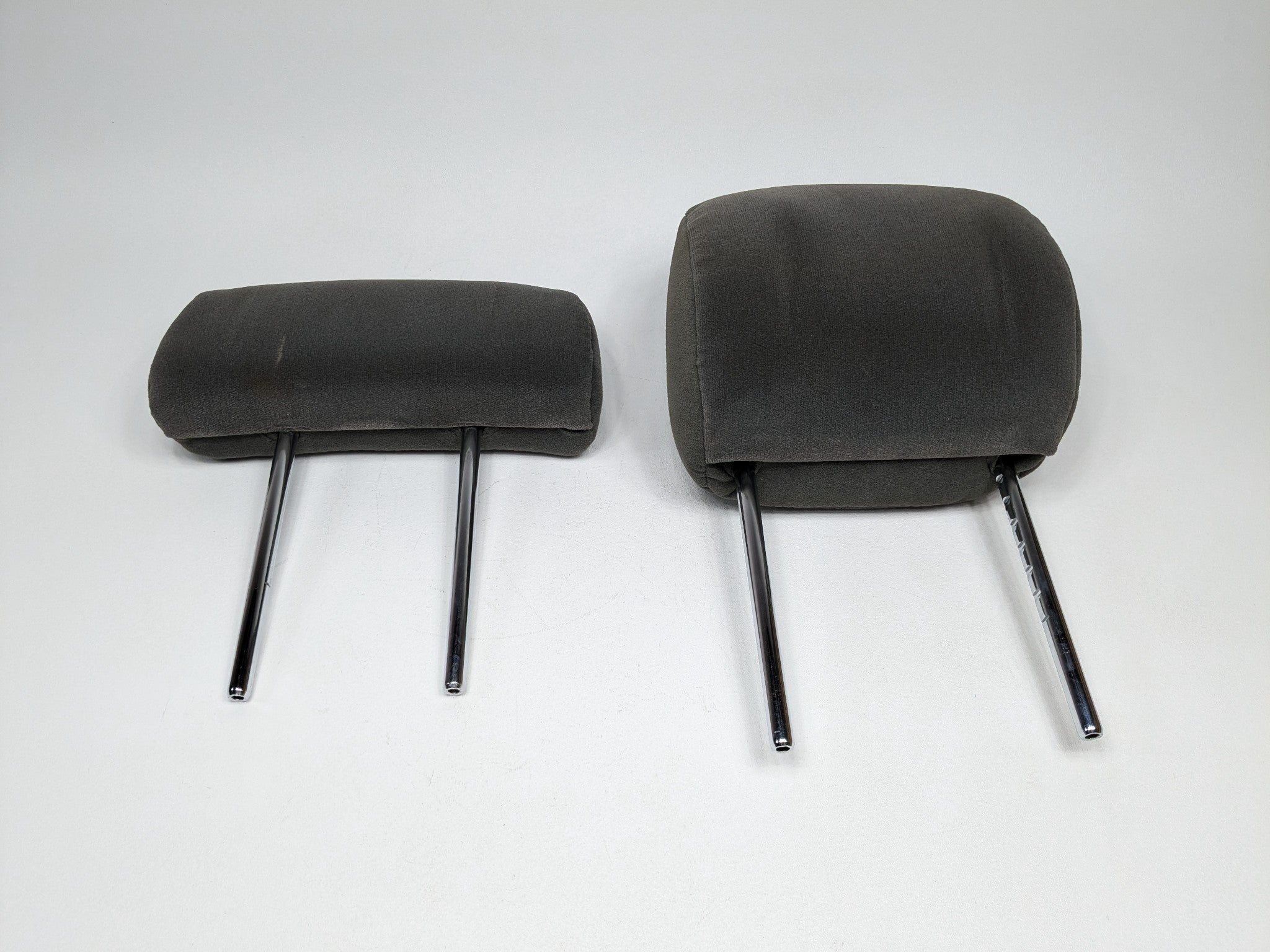 05 - 06 OEM TOYOTA TUNDRA  FRONT RIGHT AND CENTER PASSENGER SIDE HEADREST SET