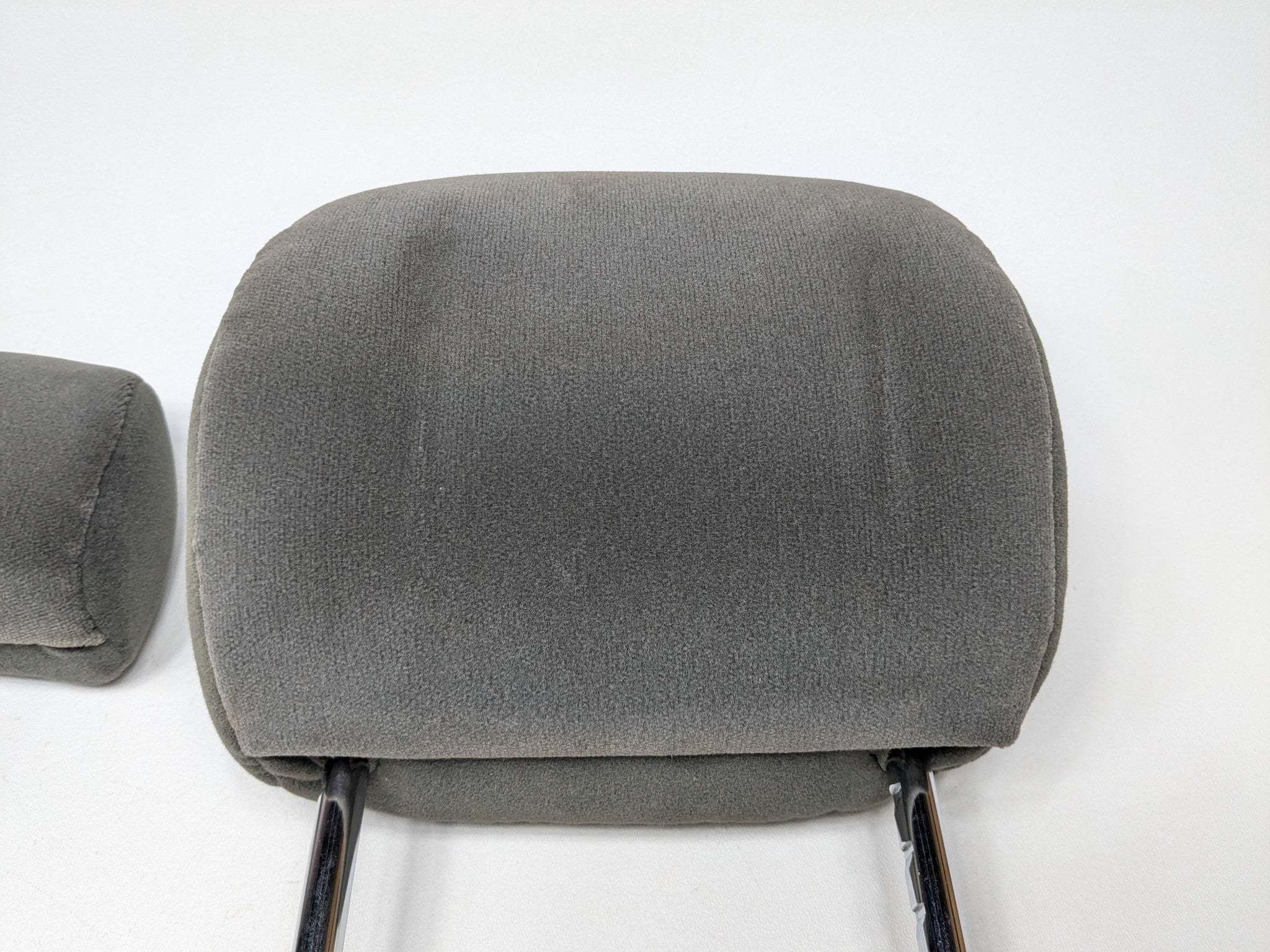 05 - 06 OEM TOYOTA TUNDRA  FRONT RIGHT AND CENTER PASSENGER SIDE HEADREST SET