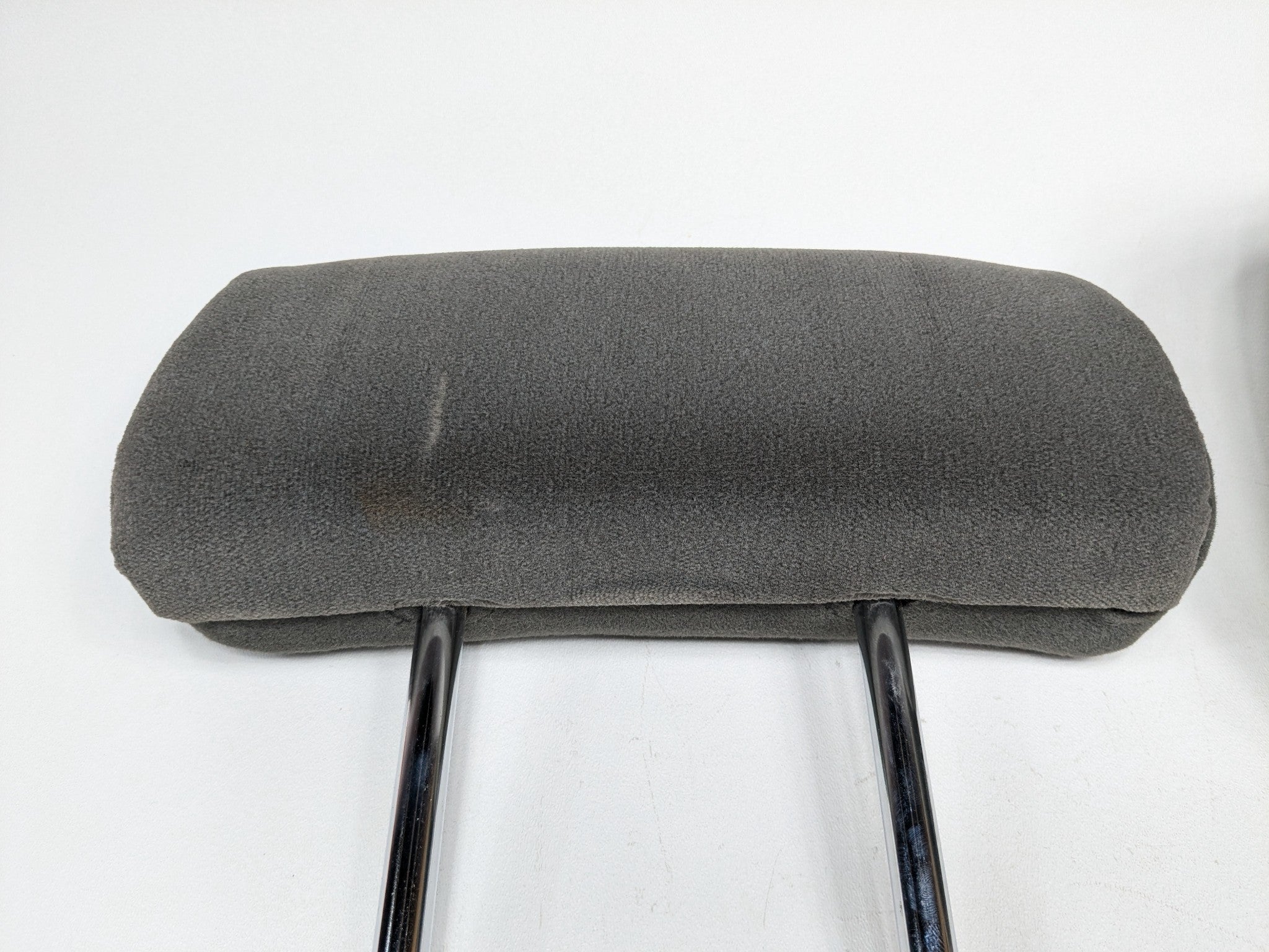 05 - 06 OEM TOYOTA TUNDRA  FRONT RIGHT AND CENTER PASSENGER SIDE HEADREST SET