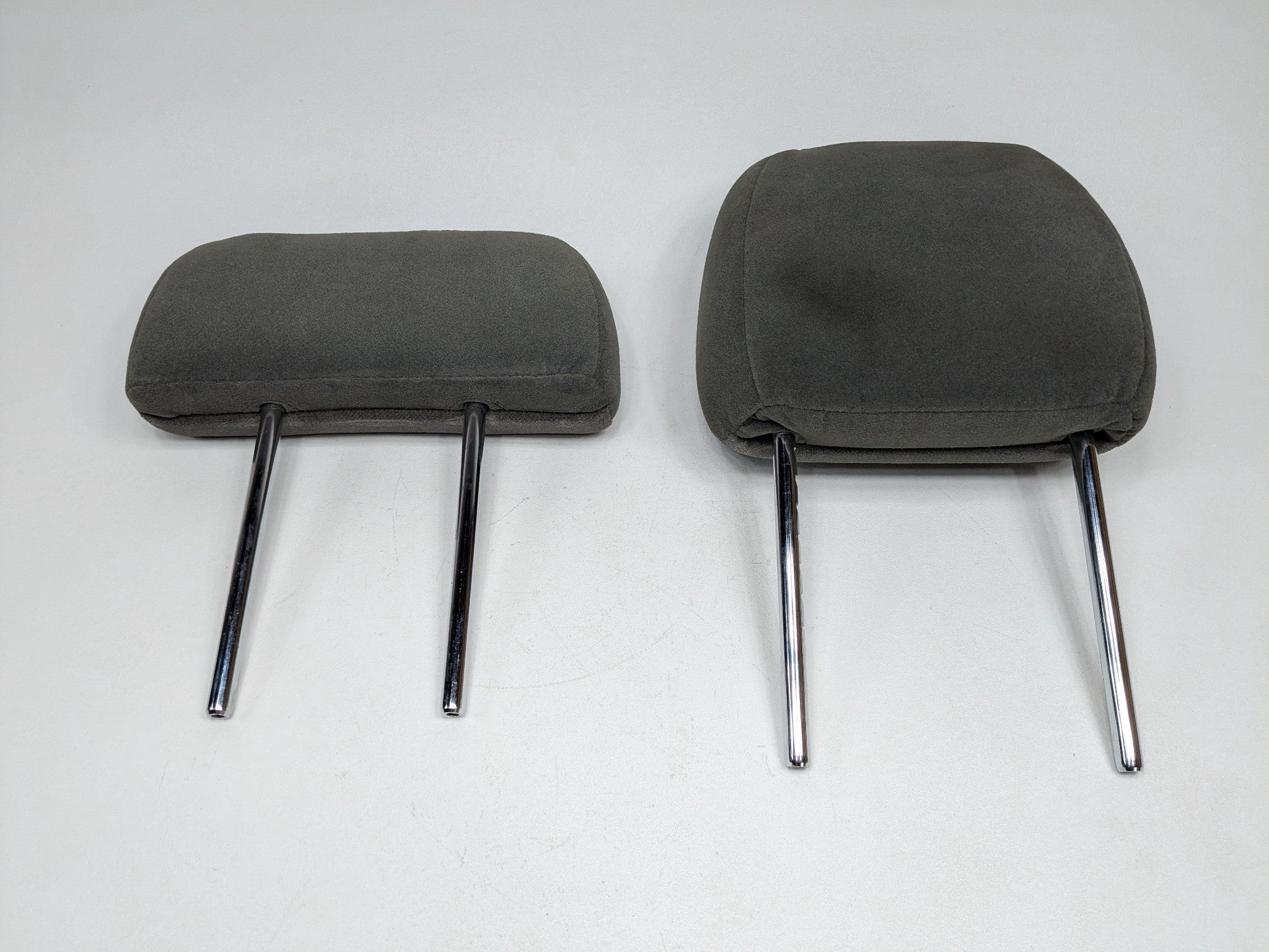 05 - 06 OEM TOYOTA TUNDRA  FRONT RIGHT AND CENTER PASSENGER SIDE HEADREST SET
