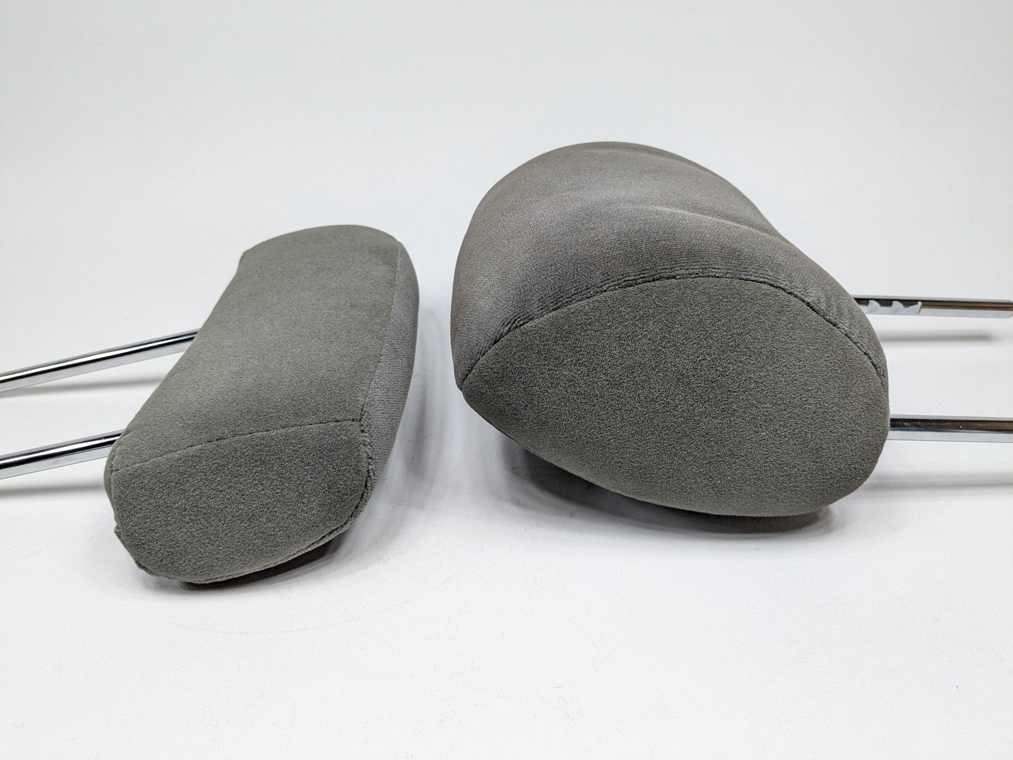 05 - 06 OEM TOYOTA TUNDRA  FRONT RIGHT AND CENTER PASSENGER SIDE HEADREST SET