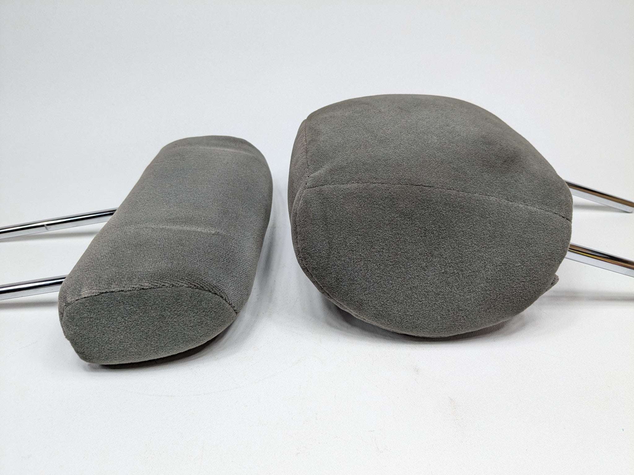05 - 06 OEM TOYOTA TUNDRA  FRONT RIGHT AND CENTER PASSENGER SIDE HEADREST SET
