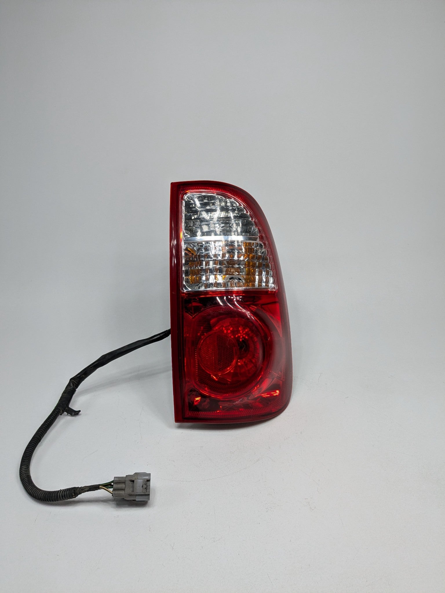 05 - 06 OEM TOYOTA TUNDRA RIGHT PASSENGER SIDE DOUBLE CAB TAIL LIGHT ASSEMBLY