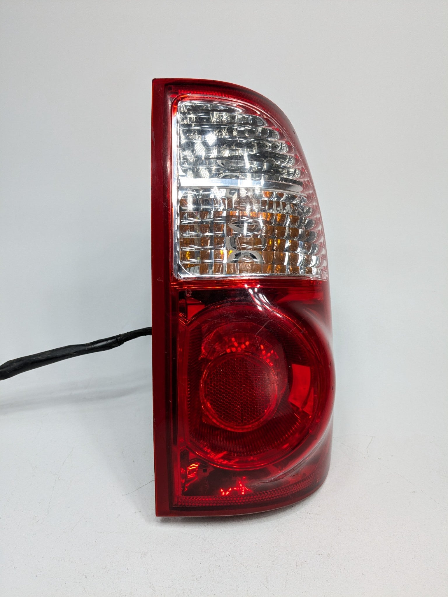 05 - 06 OEM TOYOTA TUNDRA RIGHT PASSENGER SIDE DOUBLE CAB TAIL LIGHT ASSEMBLY