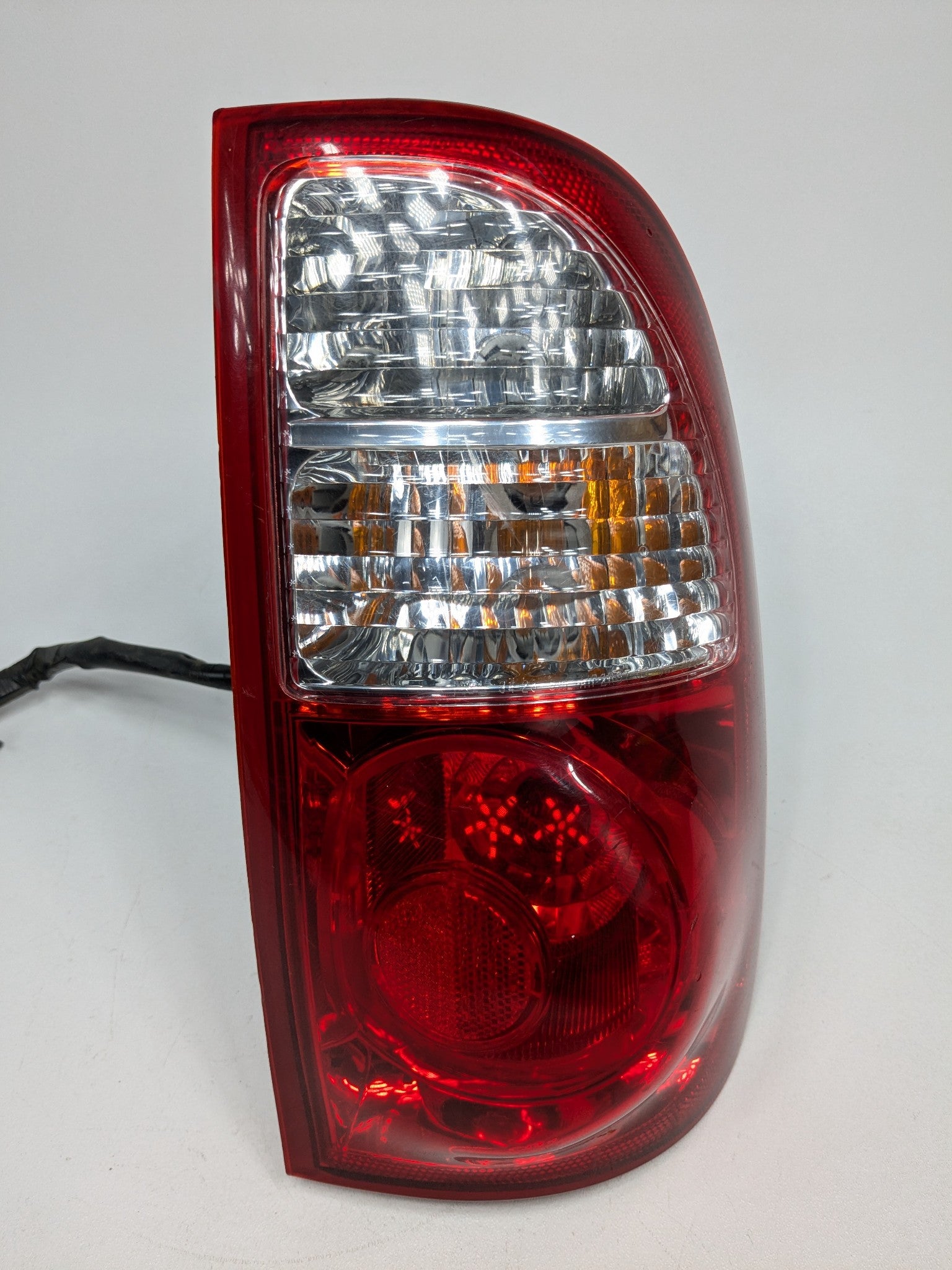 05 - 06 OEM TOYOTA TUNDRA RIGHT PASSENGER SIDE DOUBLE CAB TAIL LIGHT ASSEMBLY