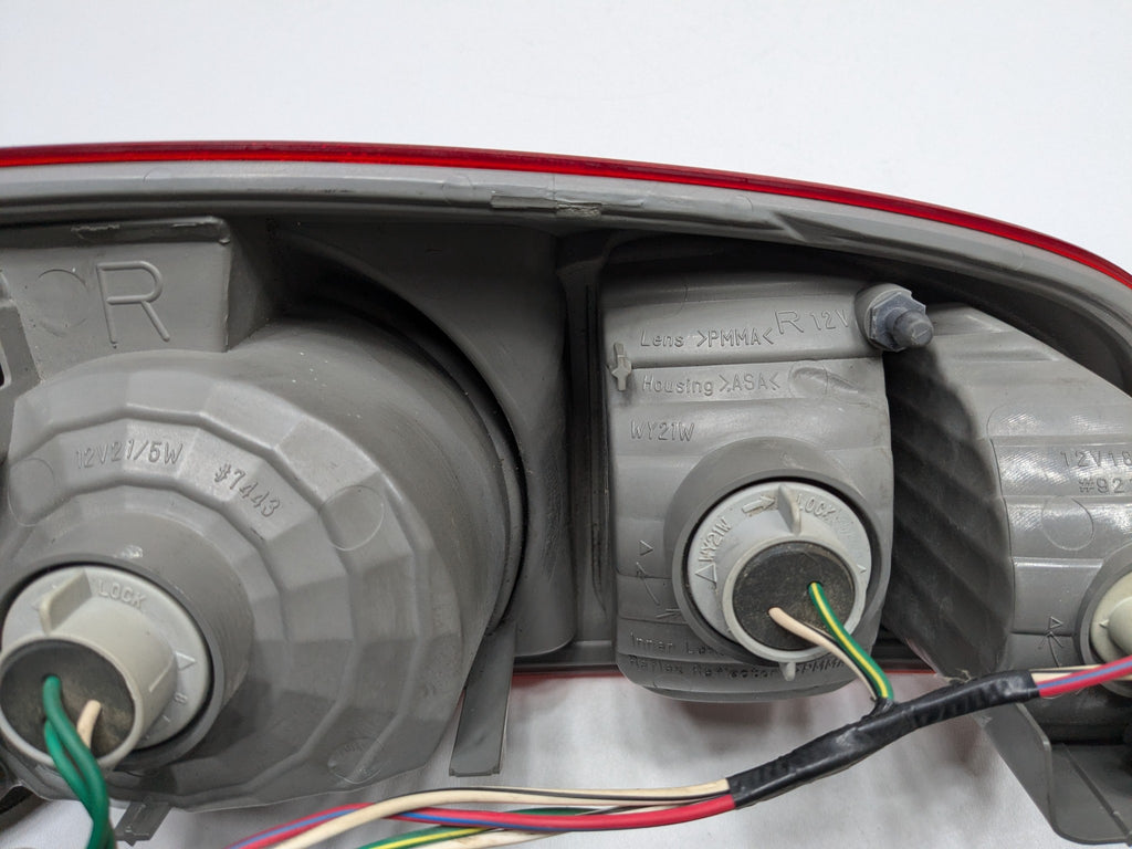 05 - 06 OEM TOYOTA TUNDRA RIGHT PASSENGER SIDE DOUBLE CAB TAIL LIGHT ASSEMBLY