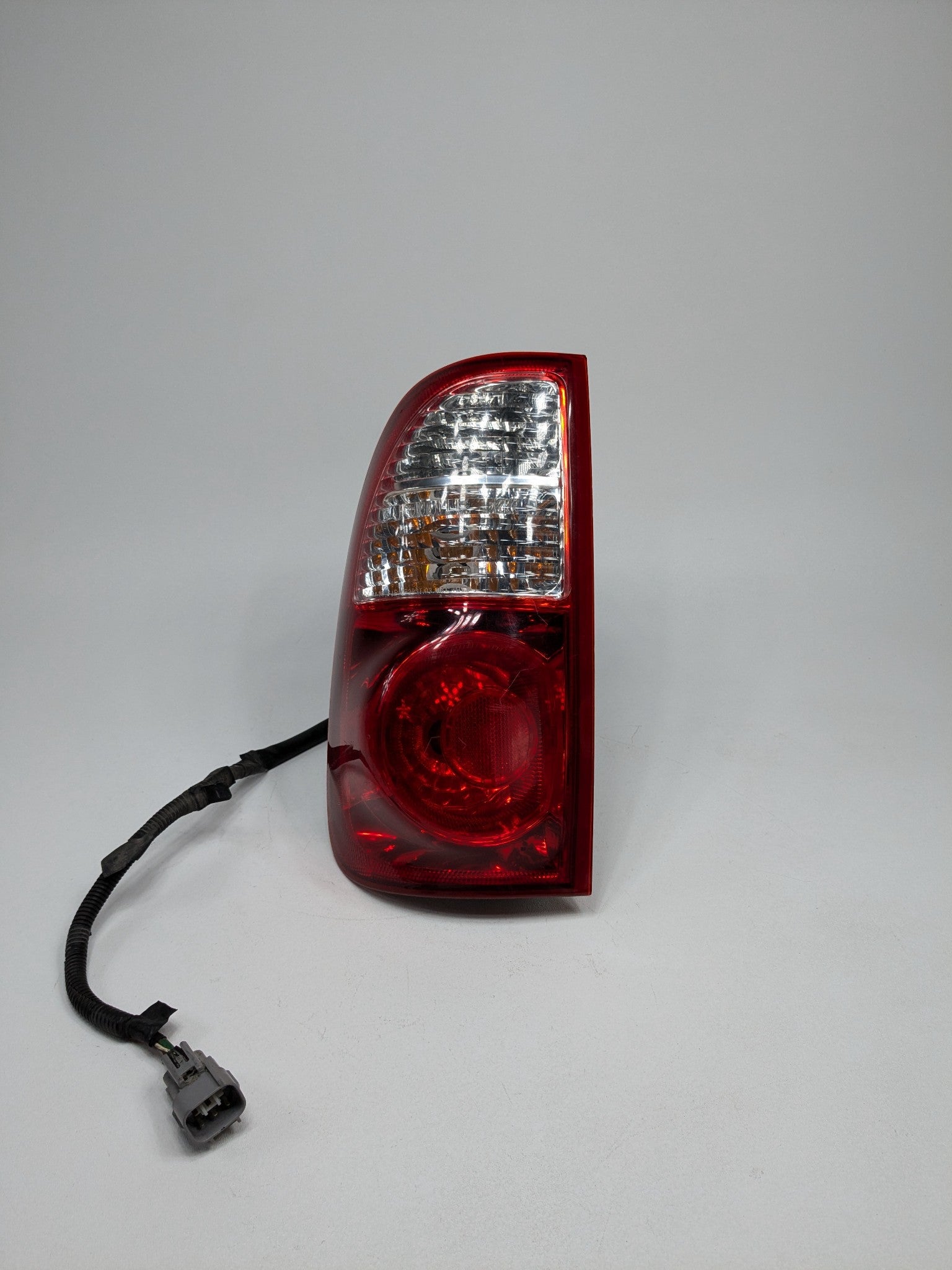 05 - 06 OEM TOYOTA TUNDRA REAR LEFT DRIVER SIDE DOUBLE CAB TAIL LIGHT ASSEMBLY