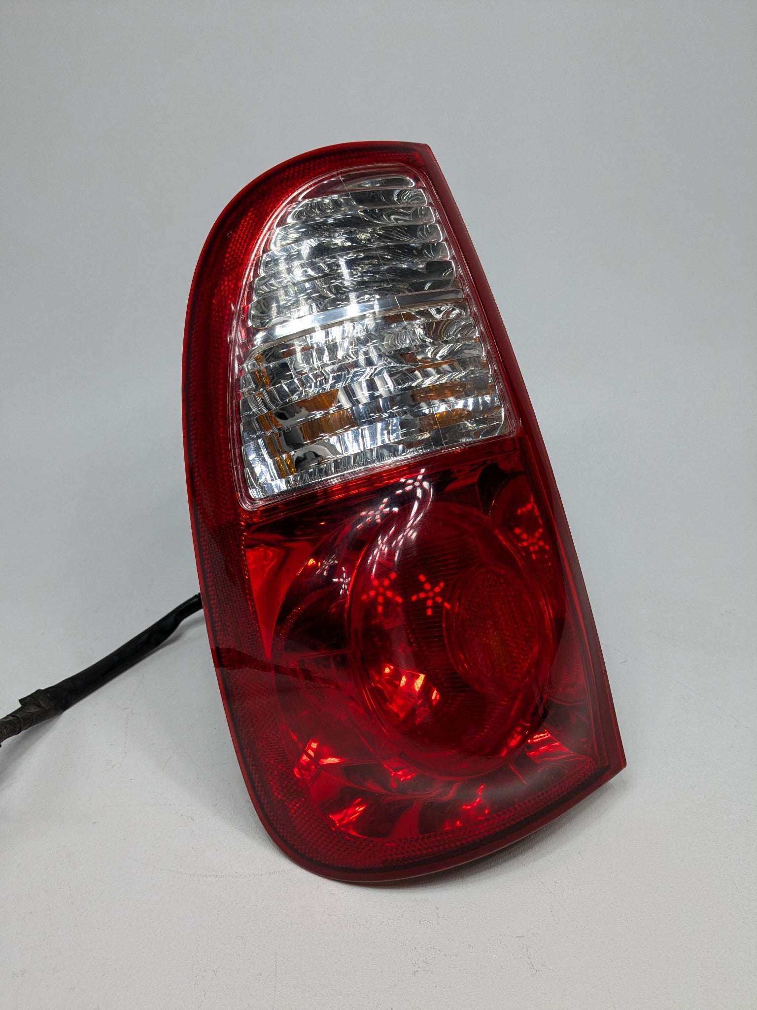 05 - 06 OEM TOYOTA TUNDRA REAR LEFT DRIVER SIDE DOUBLE CAB TAIL LIGHT ASSEMBLY
