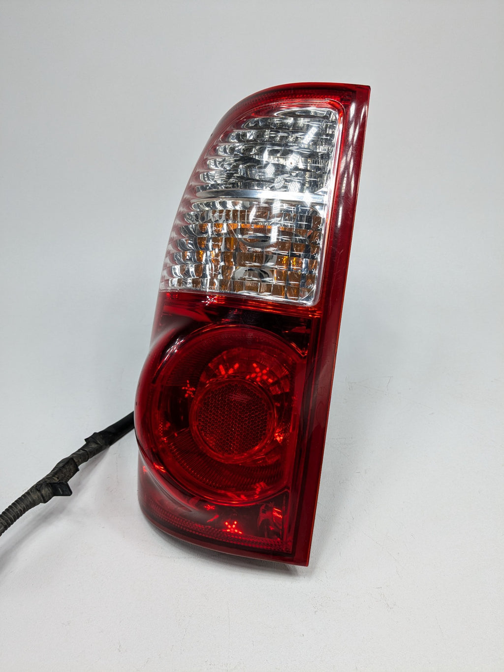 05 - 06 OEM TOYOTA TUNDRA REAR LEFT DRIVER SIDE DOUBLE CAB TAIL LIGHT ASSEMBLY