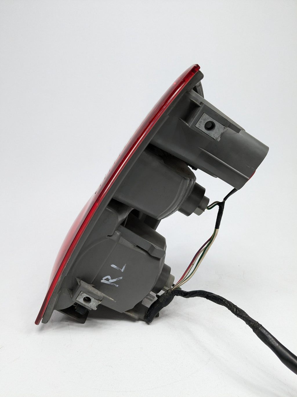 05 - 06 OEM TOYOTA TUNDRA REAR LEFT DRIVER SIDE DOUBLE CAB TAIL LIGHT ASSEMBLY