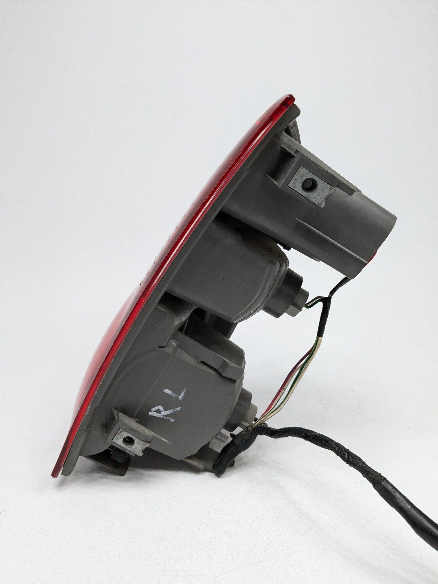 05 - 06 OEM TOYOTA TUNDRA REAR LEFT DRIVER SIDE DOUBLE CAB TAIL LIGHT ASSEMBLY