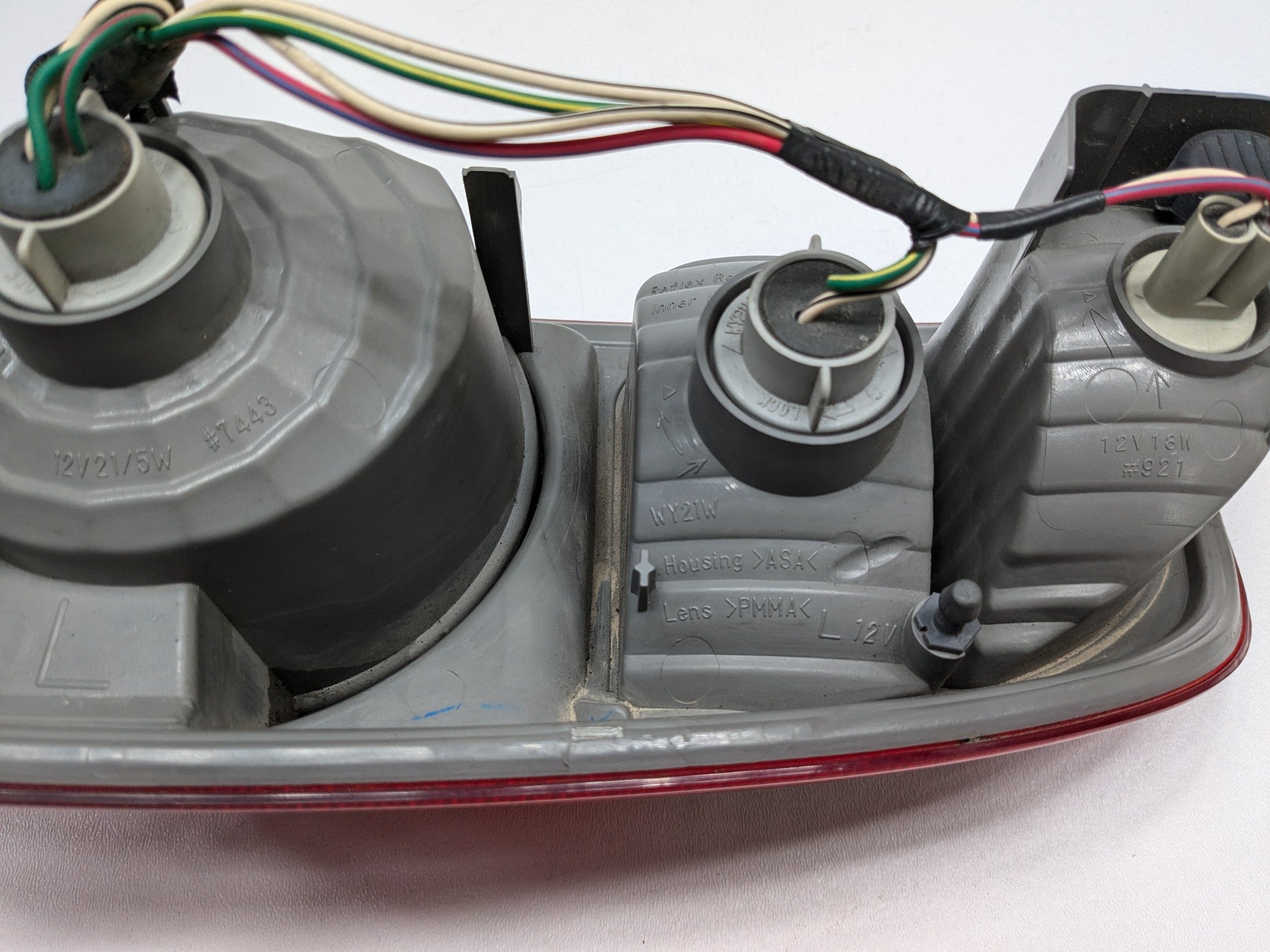 05 - 06 OEM TOYOTA TUNDRA REAR LEFT DRIVER SIDE DOUBLE CAB TAIL LIGHT ASSEMBLY