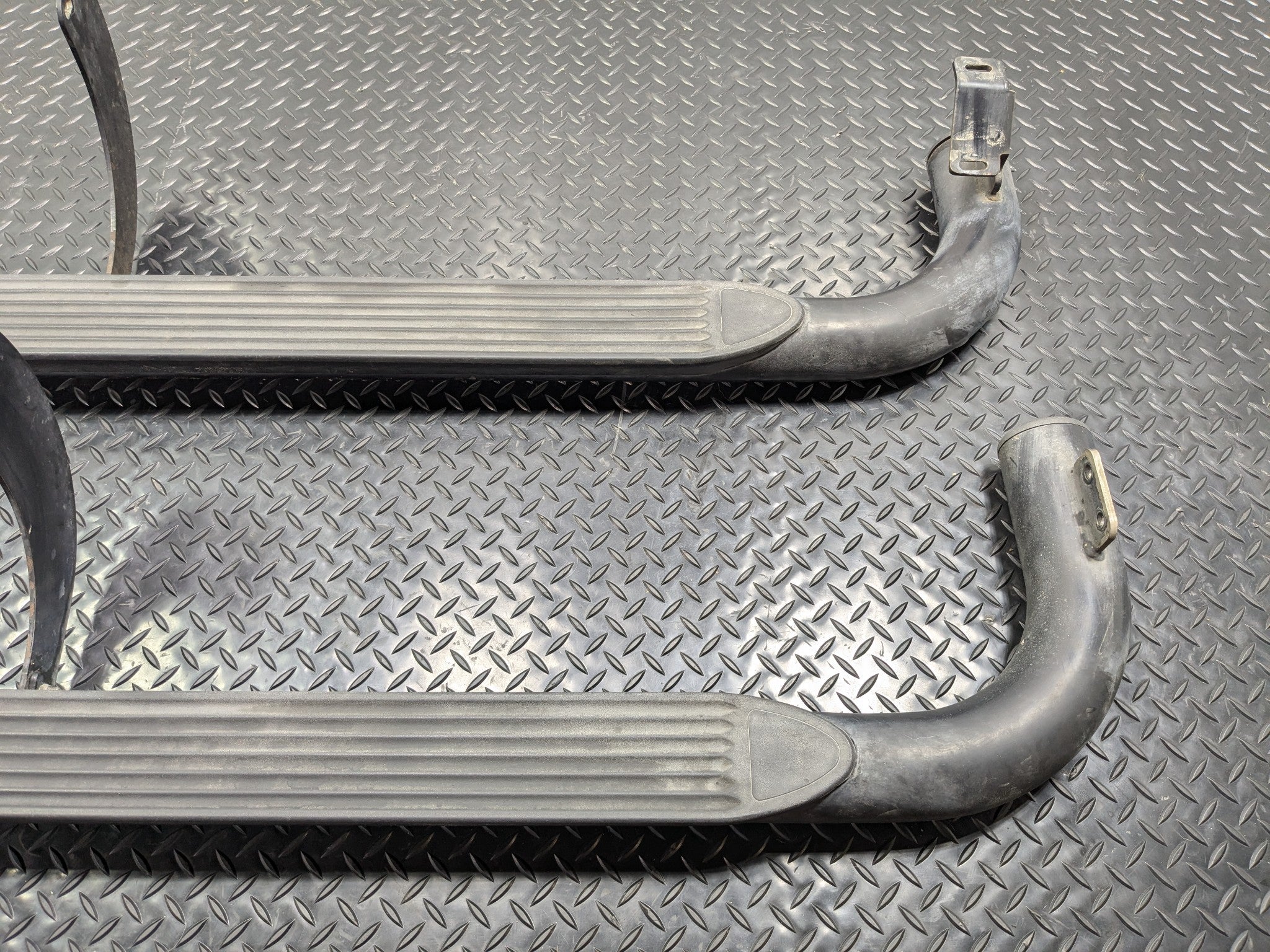 05 - 06 OEM TOYOTA TUNDRA LEFT AND RIGHT SIDE RUNNING BOARD STEP PAD ASSEMBLY