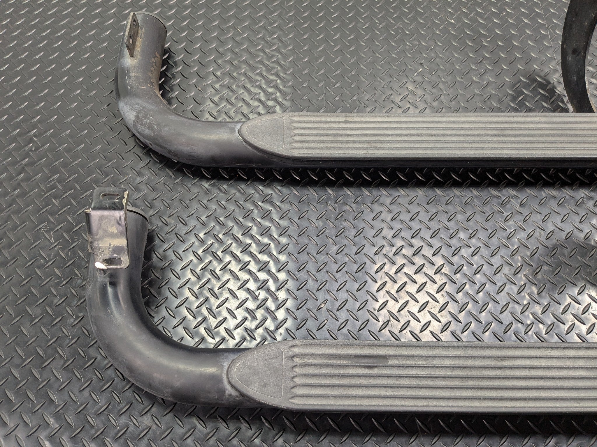 05 - 06 OEM TOYOTA TUNDRA LEFT AND RIGHT SIDE RUNNING BOARD STEP PAD ASSEMBLY