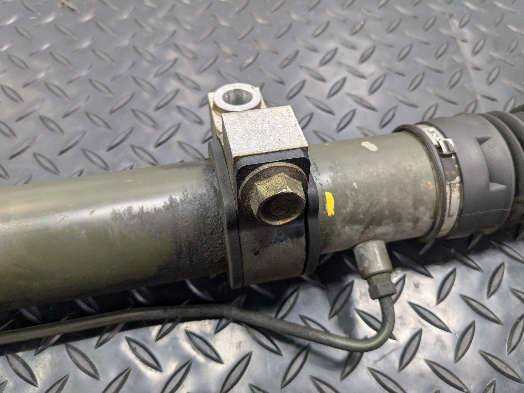 2005 - 2007 OEM NISSAN ARMADA POWER STEERING GEAR RACK AND PINION ASSEMBLY