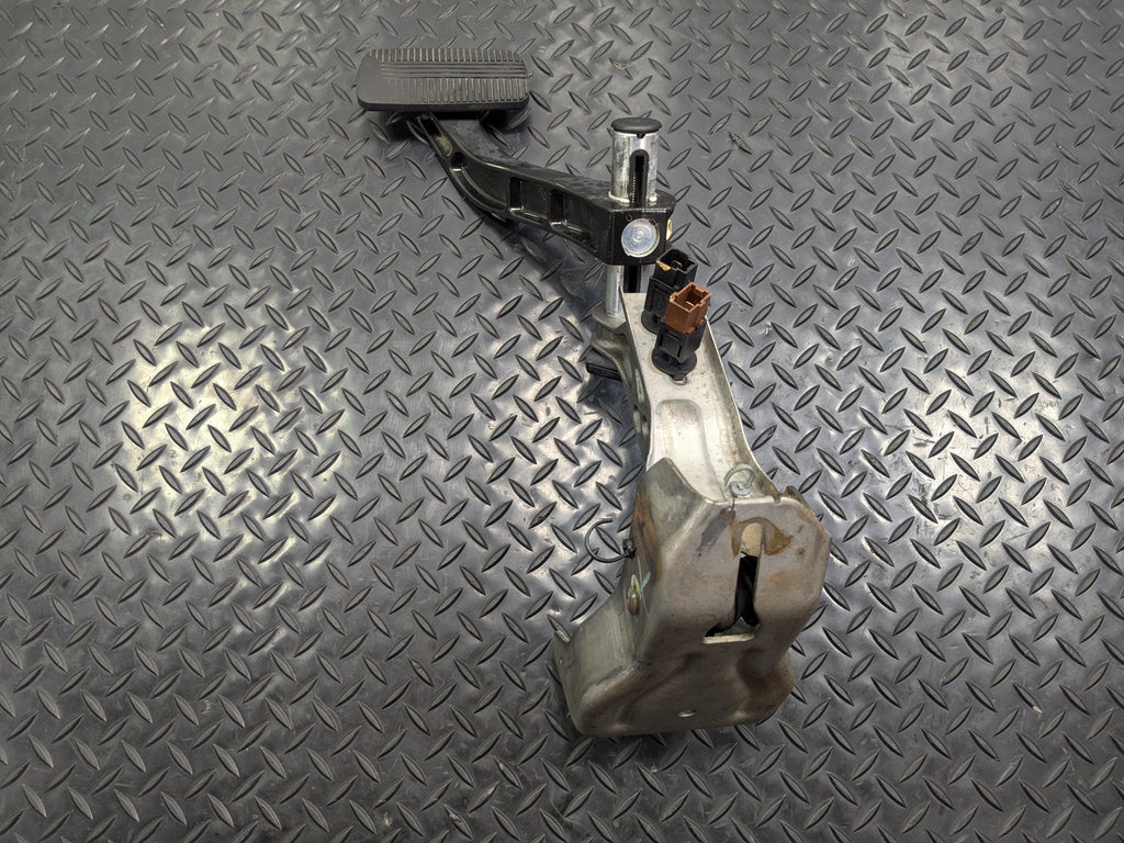 2005 - 2007 OEM NISSAN ARMADA FOOT BRAKE STOP PEDAL WITH BRACKET ASSEMBLY