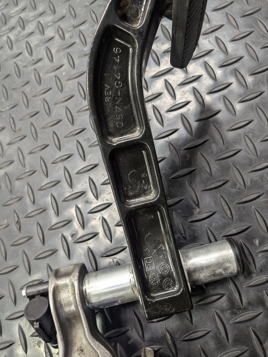 2005 - 2007 OEM NISSAN ARMADA FOOT BRAKE STOP PEDAL WITH BRACKET ASSEMBLY