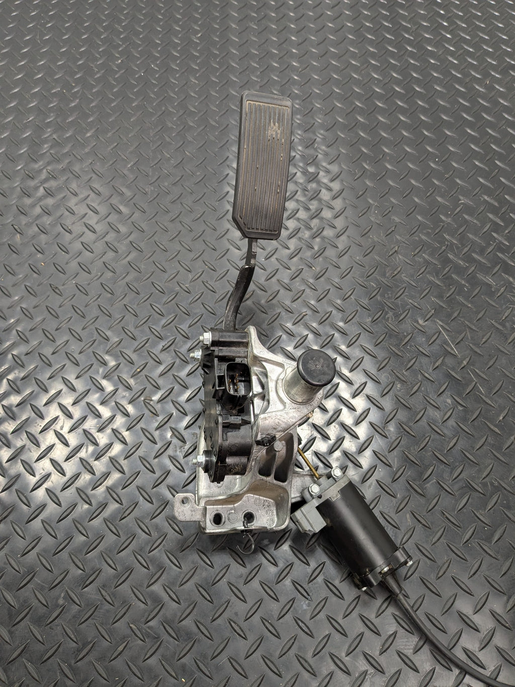 2005 - 2007 OEM NISSAN ARMADA GAS ACCELERATOR FOOT PEDAL LEVER MODULE SENSOR