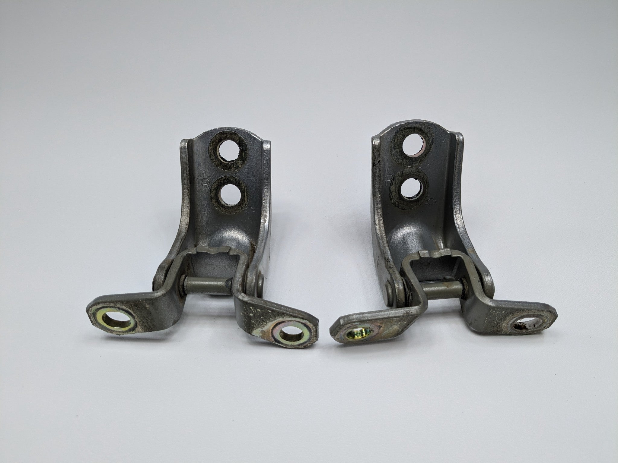 2005 - 2007 OEM NISSAN ARMADA REAR LEFT SIDE DOOR HINGE UPPER AND LOWER SET