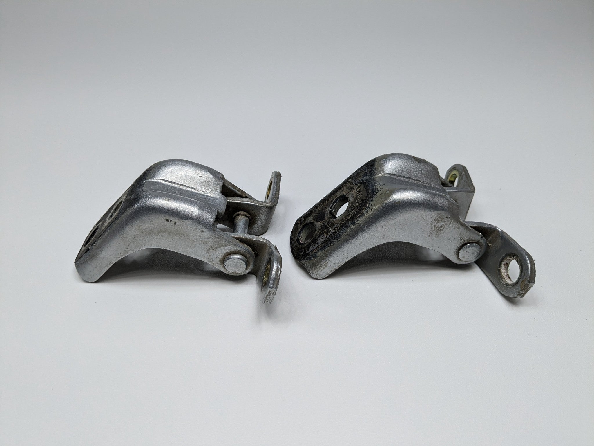 2005 - 2007 OEM NISSAN ARMADA REAR LEFT SIDE DOOR HINGE UPPER AND LOWER SET