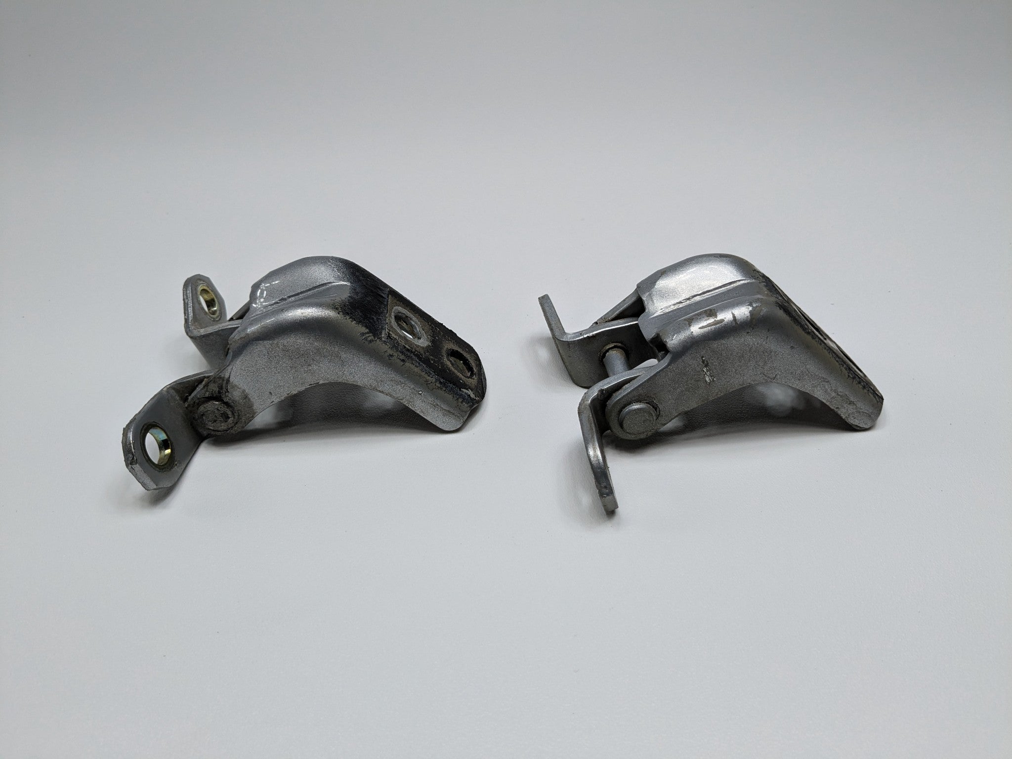 2005 - 2007 OEM NISSAN ARMADA REAR LEFT SIDE DOOR HINGE UPPER AND LOWER SET