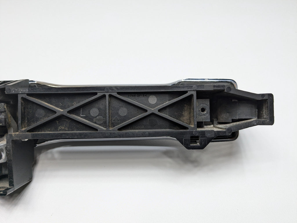 05 - 07 OEM NISSAN ARMADA FRONT LEFT DRIVER SIDE EXTERIOR DOOR HANDLE LIGHT GRAY