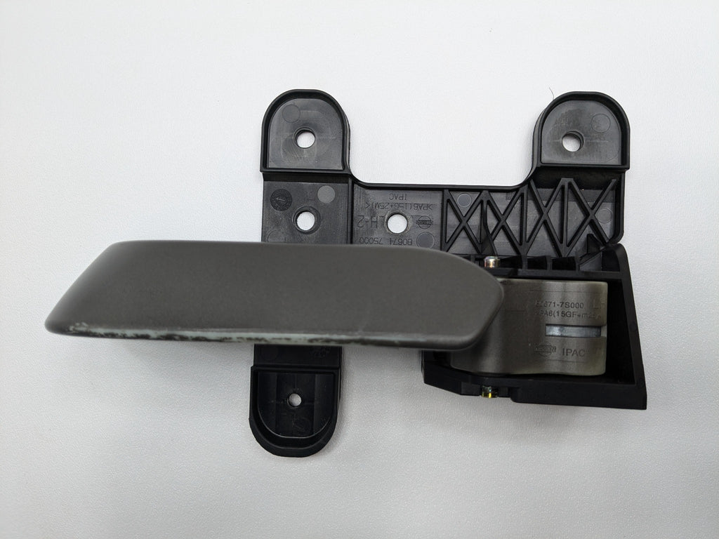 05 - 07 OEM NISSAN ARMADA FRONT LEFT DRIVER SIDE INTERIOR DOOR HANDLE LIGHT GRAY