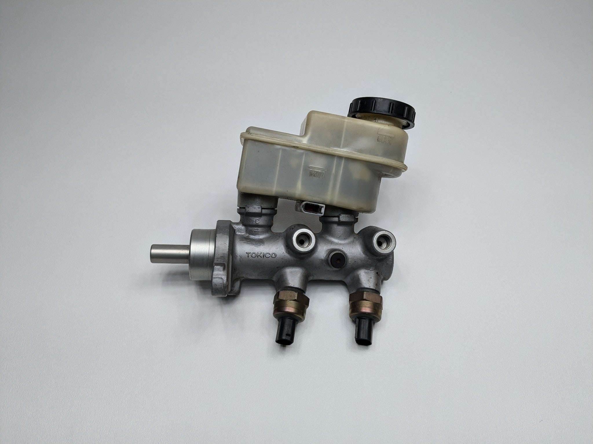 2005 - 2007 OEM NISSAN ARMADA BRAKE MASTER CYLINDER WITH RESERVOIR