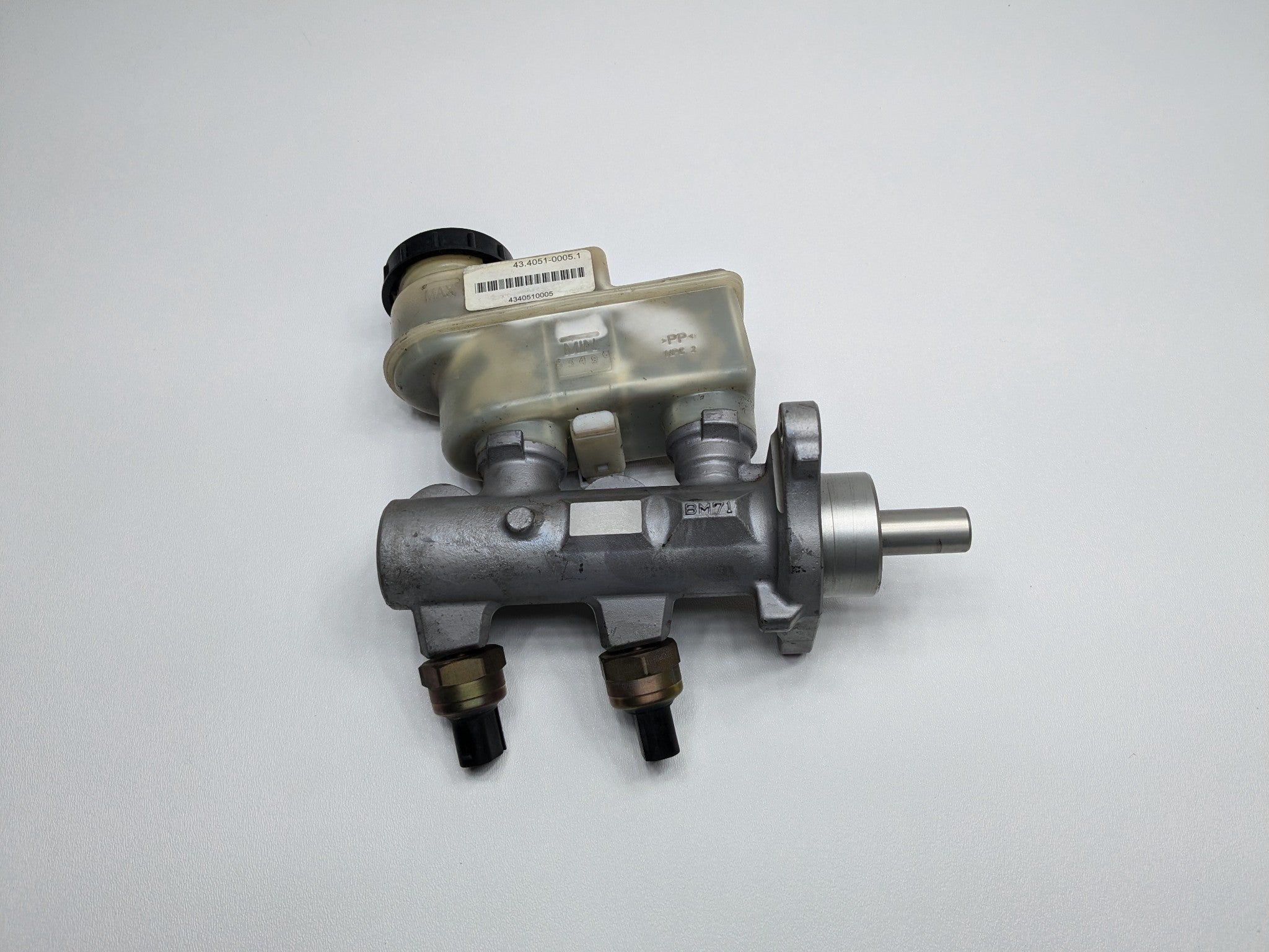 2005 - 2007 OEM NISSAN ARMADA BRAKE MASTER CYLINDER WITH RESERVOIR