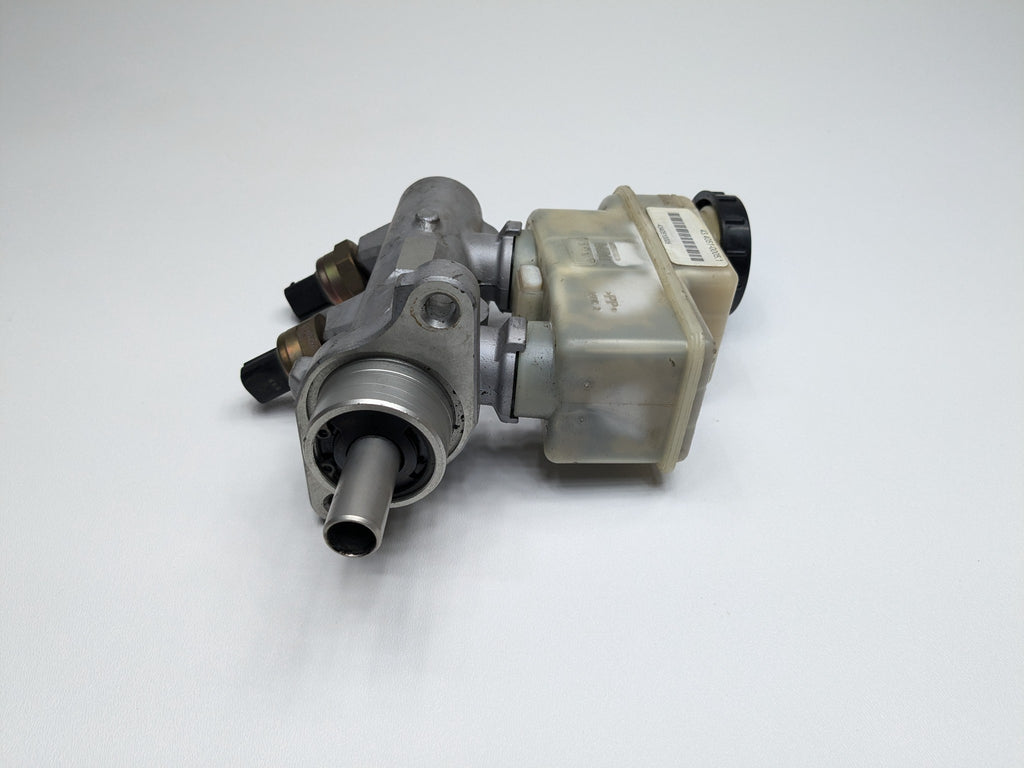 2005 - 2007 OEM NISSAN ARMADA BRAKE MASTER CYLINDER WITH RESERVOIR