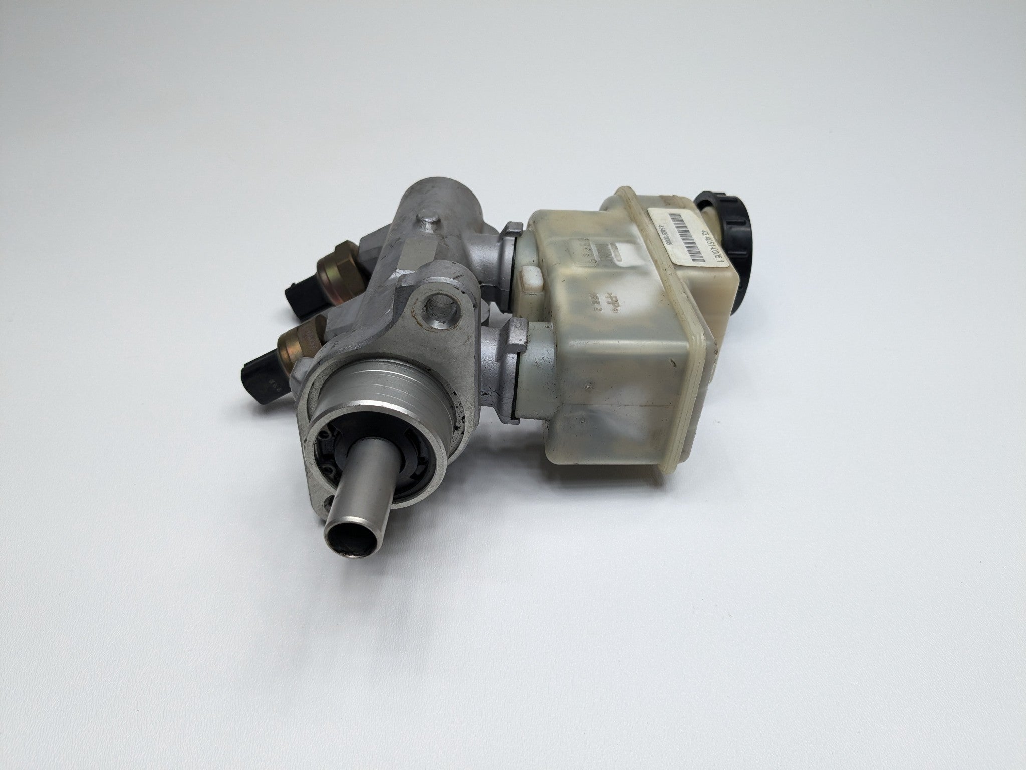 2005 - 2007 OEM NISSAN ARMADA BRAKE MASTER CYLINDER WITH RESERVOIR