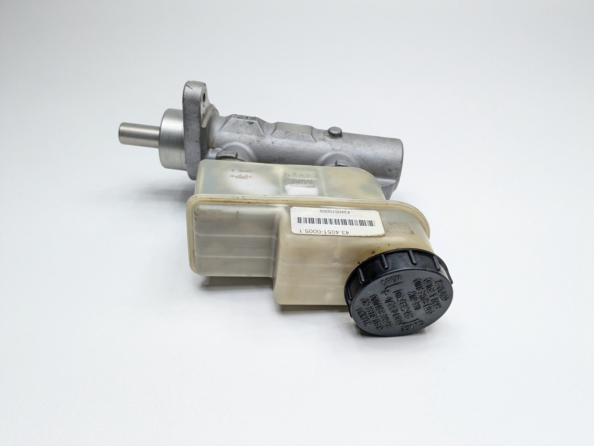 2005 - 2007 OEM NISSAN ARMADA BRAKE MASTER CYLINDER WITH RESERVOIR