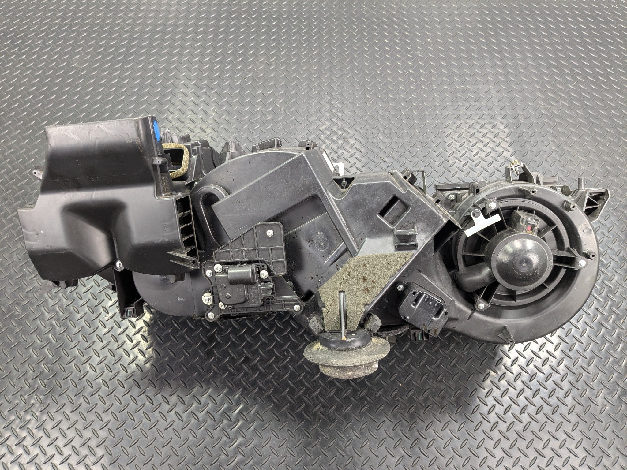 2005 - 2007 OEM NISSAN ARMADA AC EVAPORATOR HEATER CORE BOX ASSEMBLY
