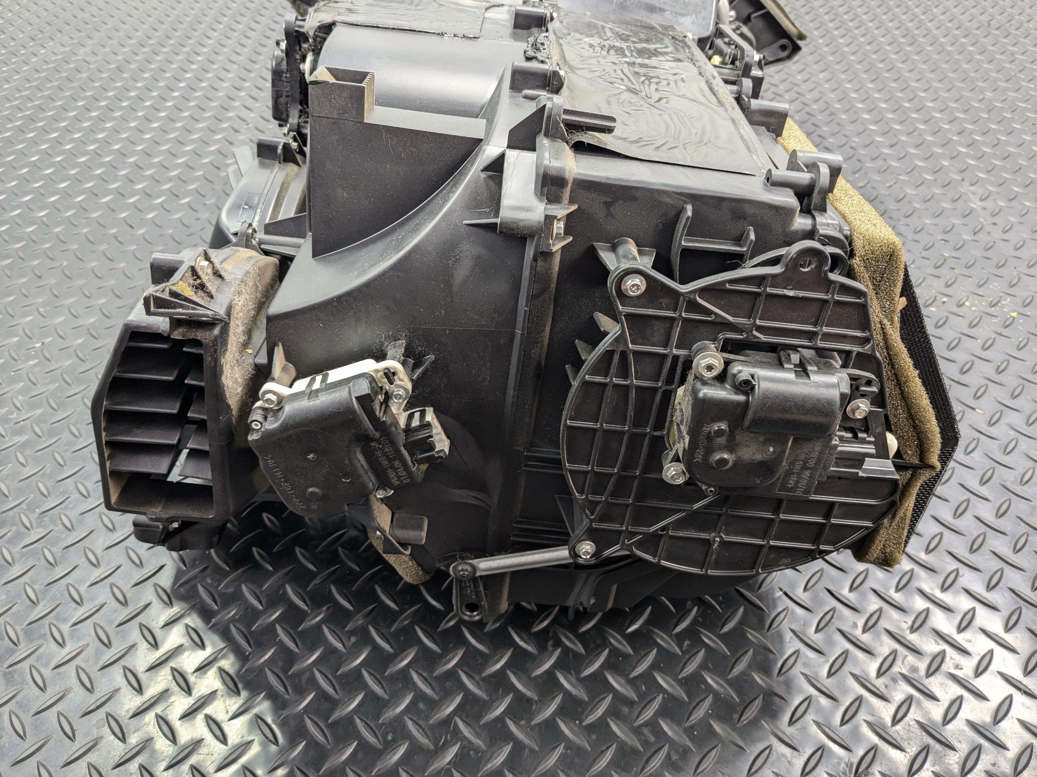 2005 - 2007 OEM NISSAN ARMADA AC EVAPORATOR HEATER CORE BOX ASSEMBLY