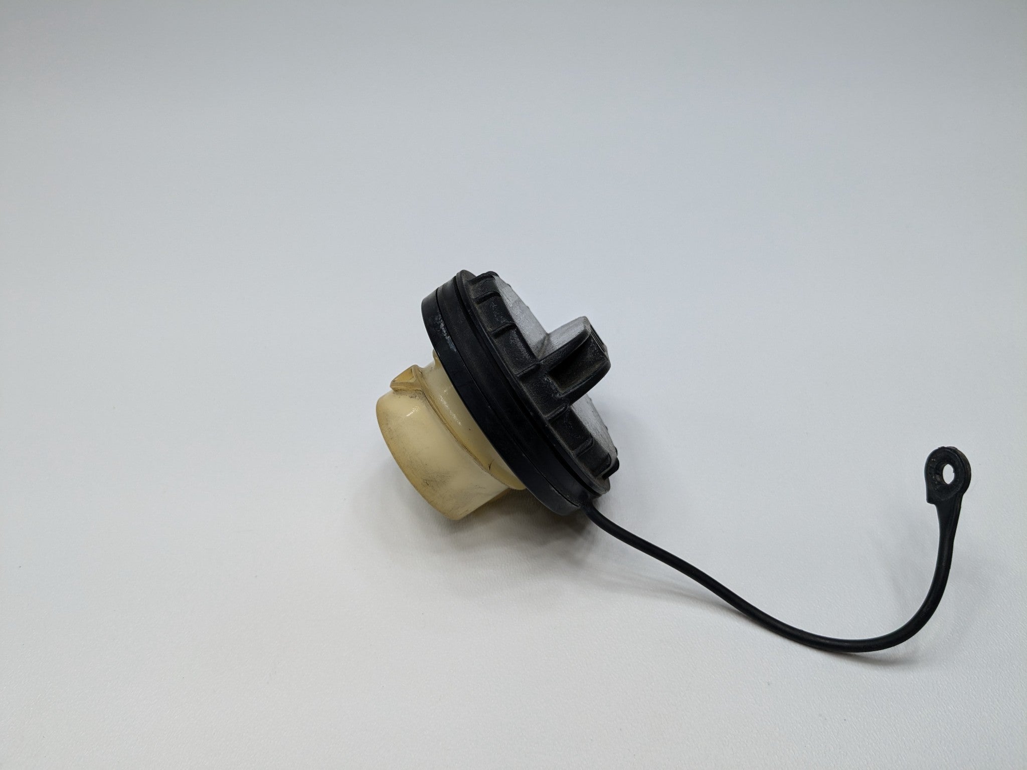 2005 - 2007 OEM NISSAN ARMADA FUEL GAS TANK FILLER CAP ASSEMBLY