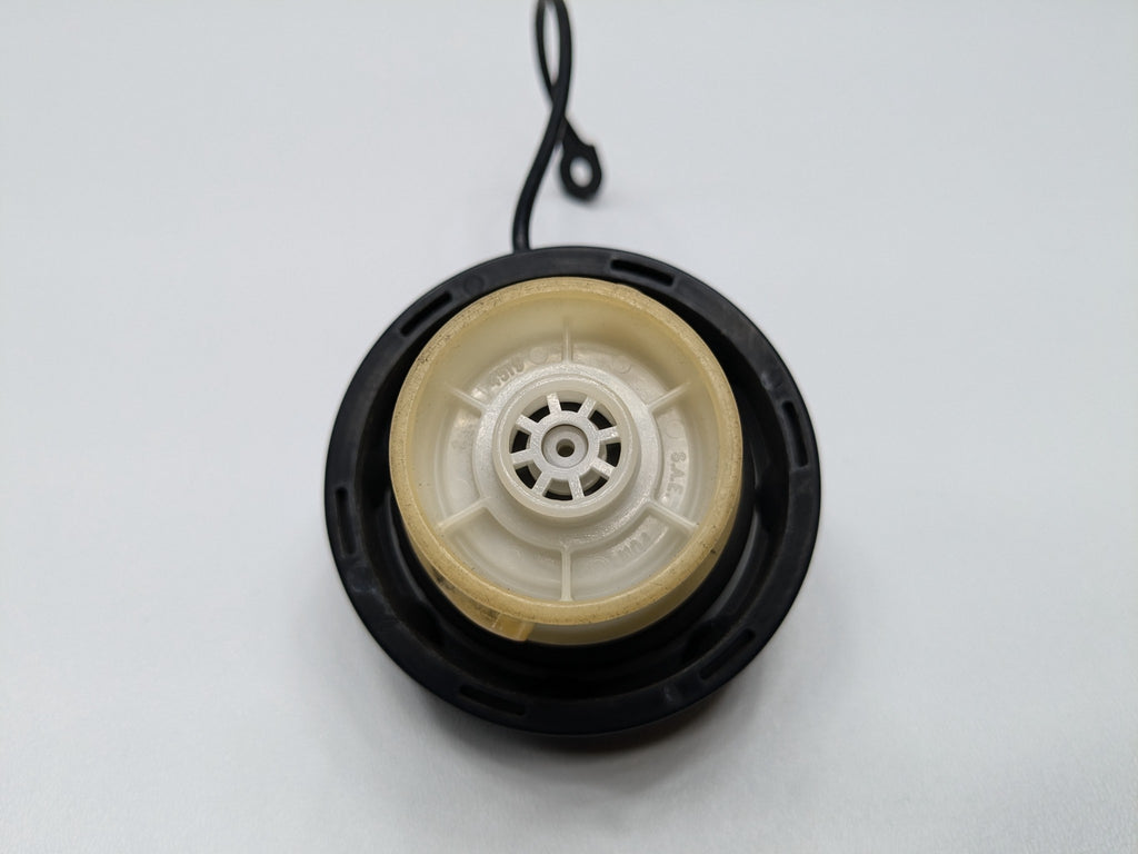 2005 - 2007 OEM NISSAN ARMADA FUEL GAS TANK FILLER CAP ASSEMBLY