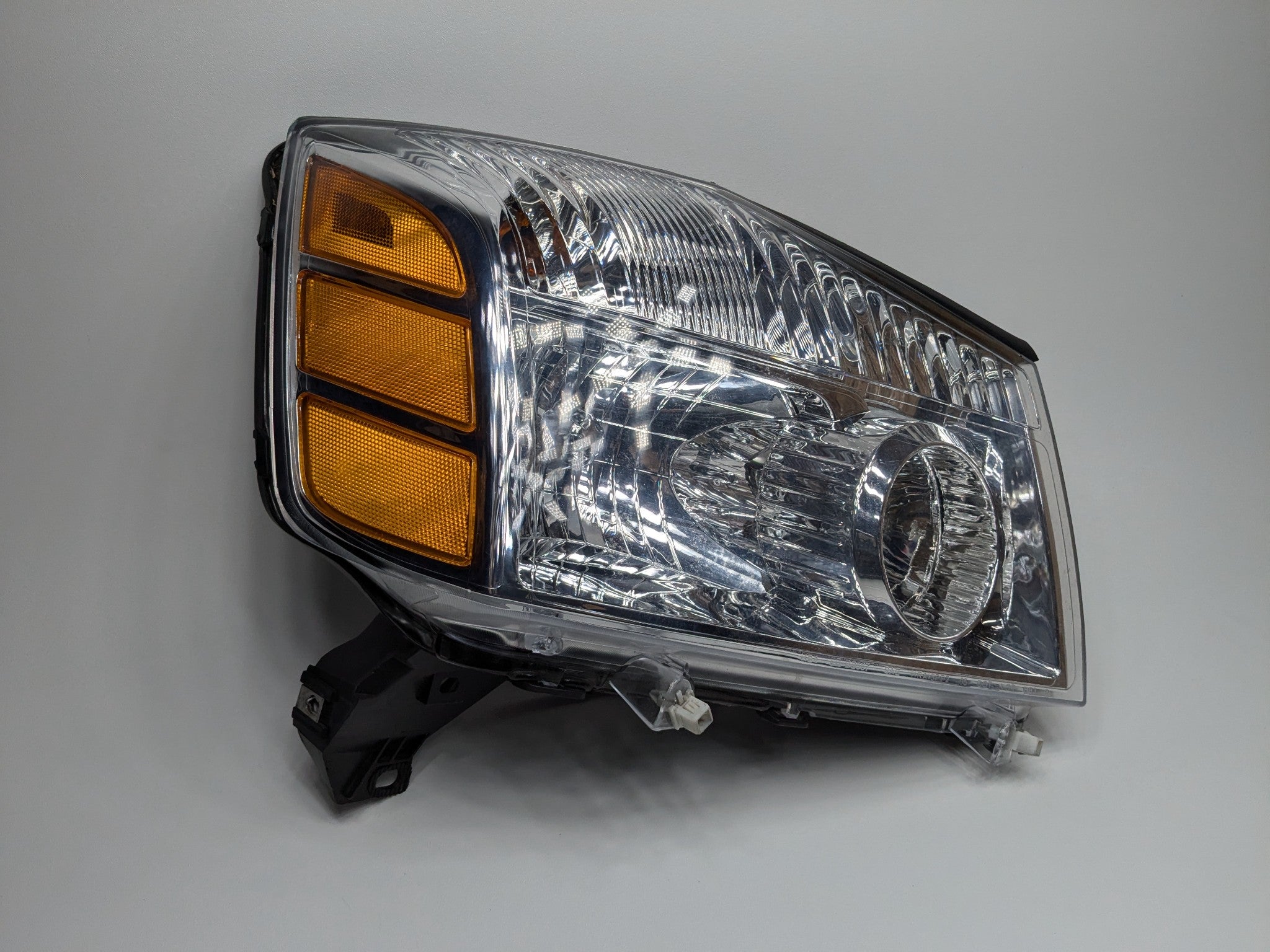 2005 - 2007 OEM NISSAN ARMADA FRONT RIGHT PASSENGER SIDE HEADLAMP ASSEMBLY