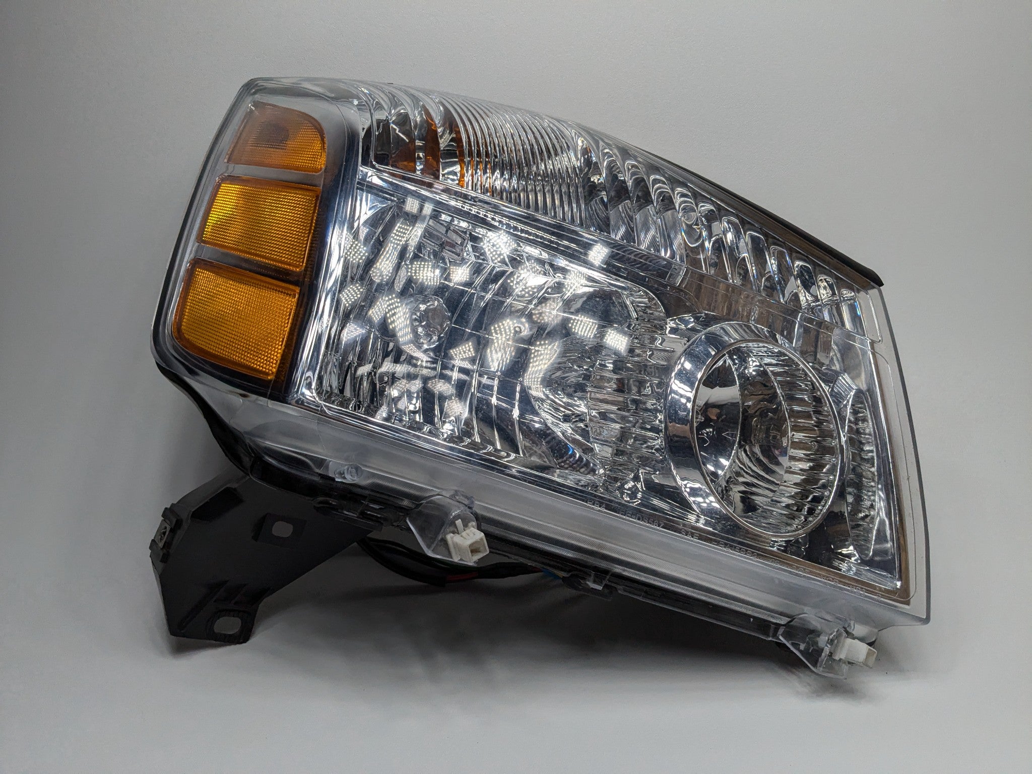 2005 - 2007 OEM NISSAN ARMADA FRONT RIGHT PASSENGER SIDE HEADLAMP ASSEMBLY
