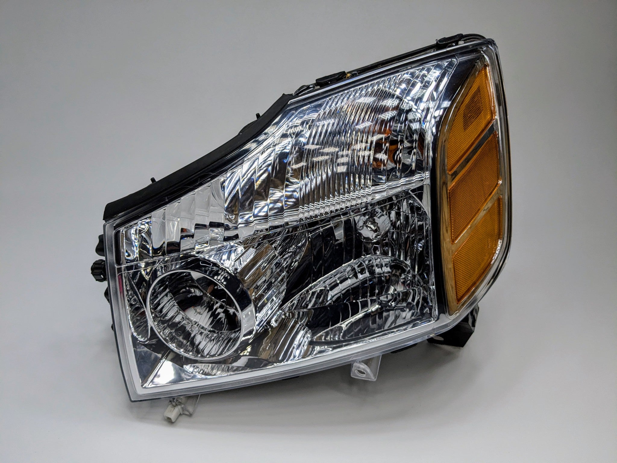 2005 - 2007 OEM NISSAN ARMADA FRONT LEFT DRIVER SIDE HEADLAMP ASSEMBLY