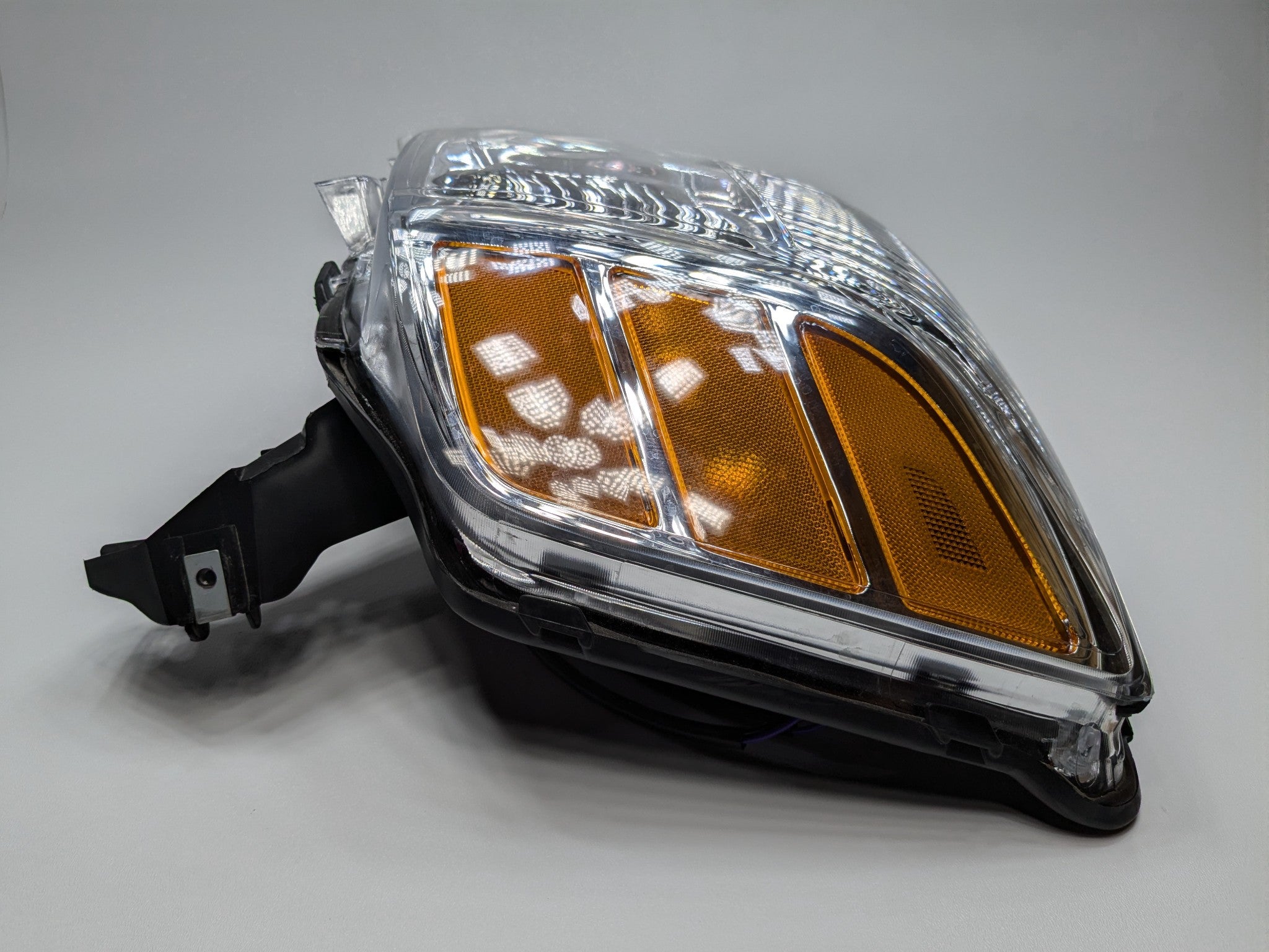 2005 - 2007 OEM NISSAN ARMADA FRONT LEFT DRIVER SIDE HEADLAMP ASSEMBLY