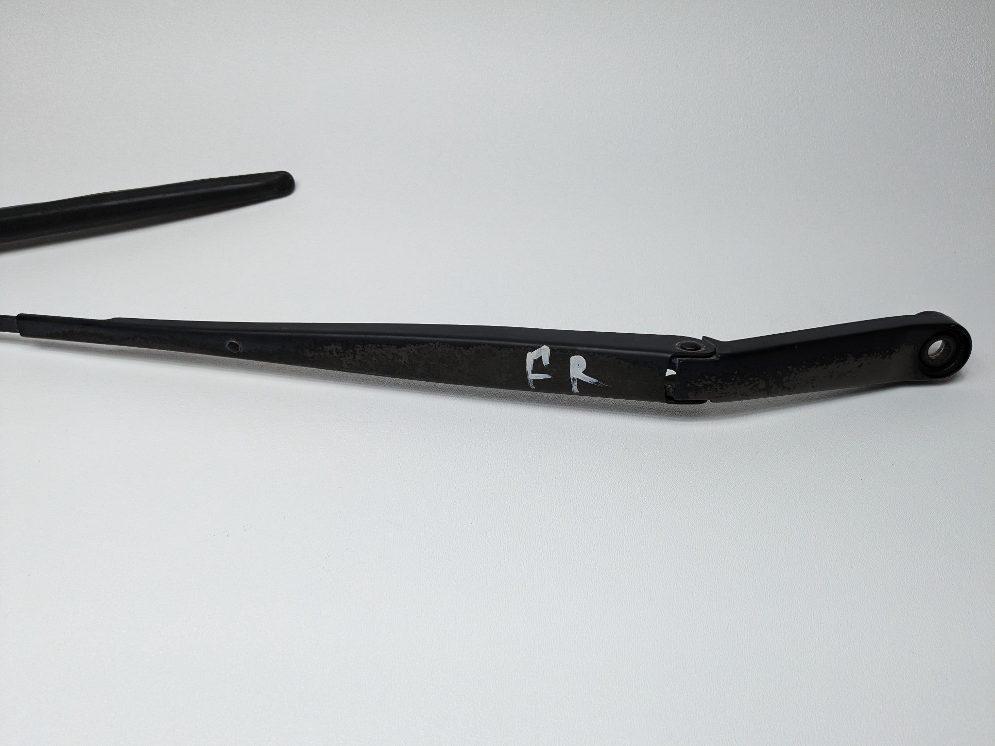 05 - 07 OEM NISSAN ARMADA FRONT RIGHT PASSENGER SIDE WINDSHIELD WASHER WIPER ARM