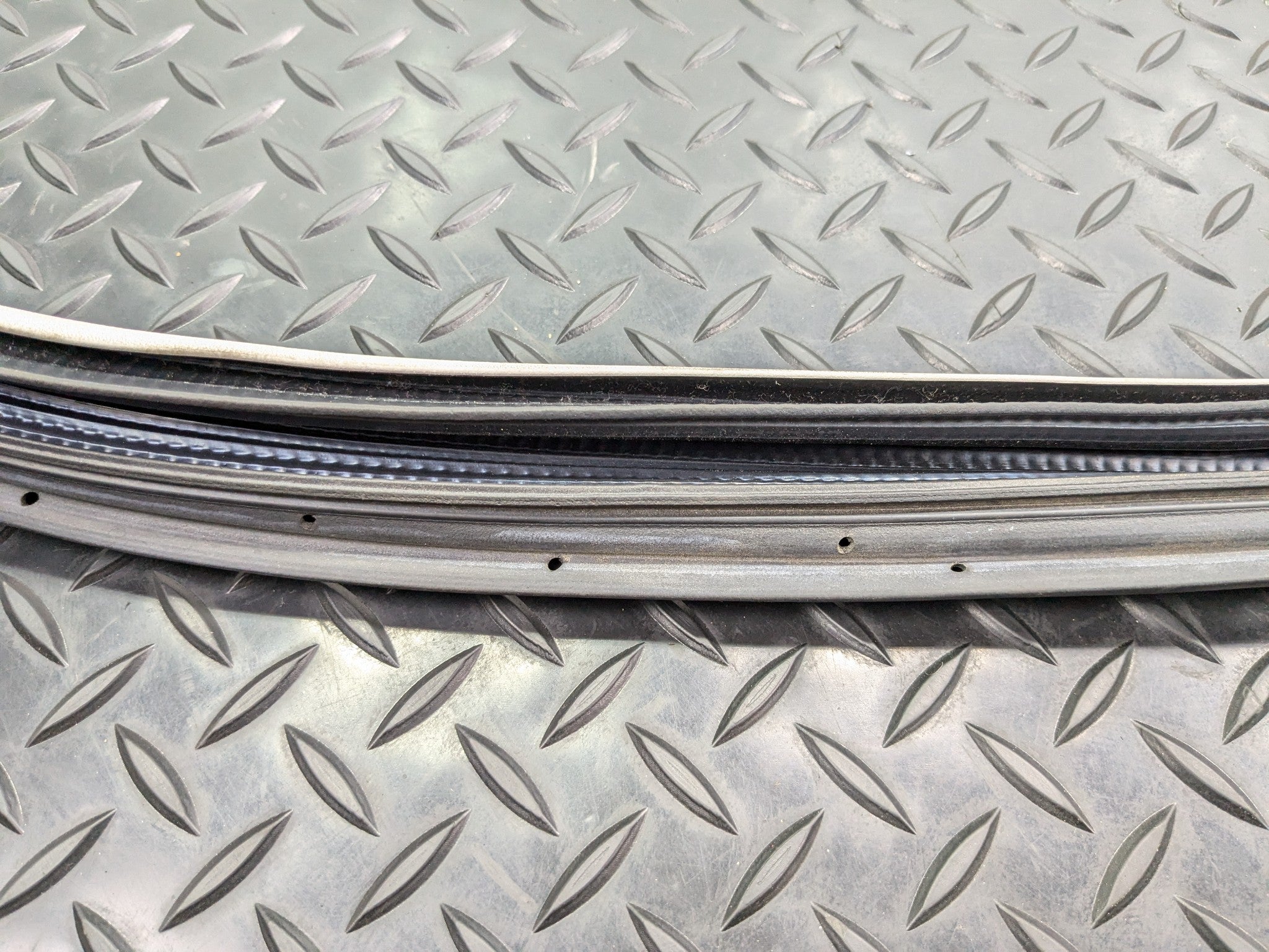 2005 - 2007 OEM NISSAN ARMADA REAR LEFT SIDE DOOR SEAL WEATHERSTRIP RUBBER