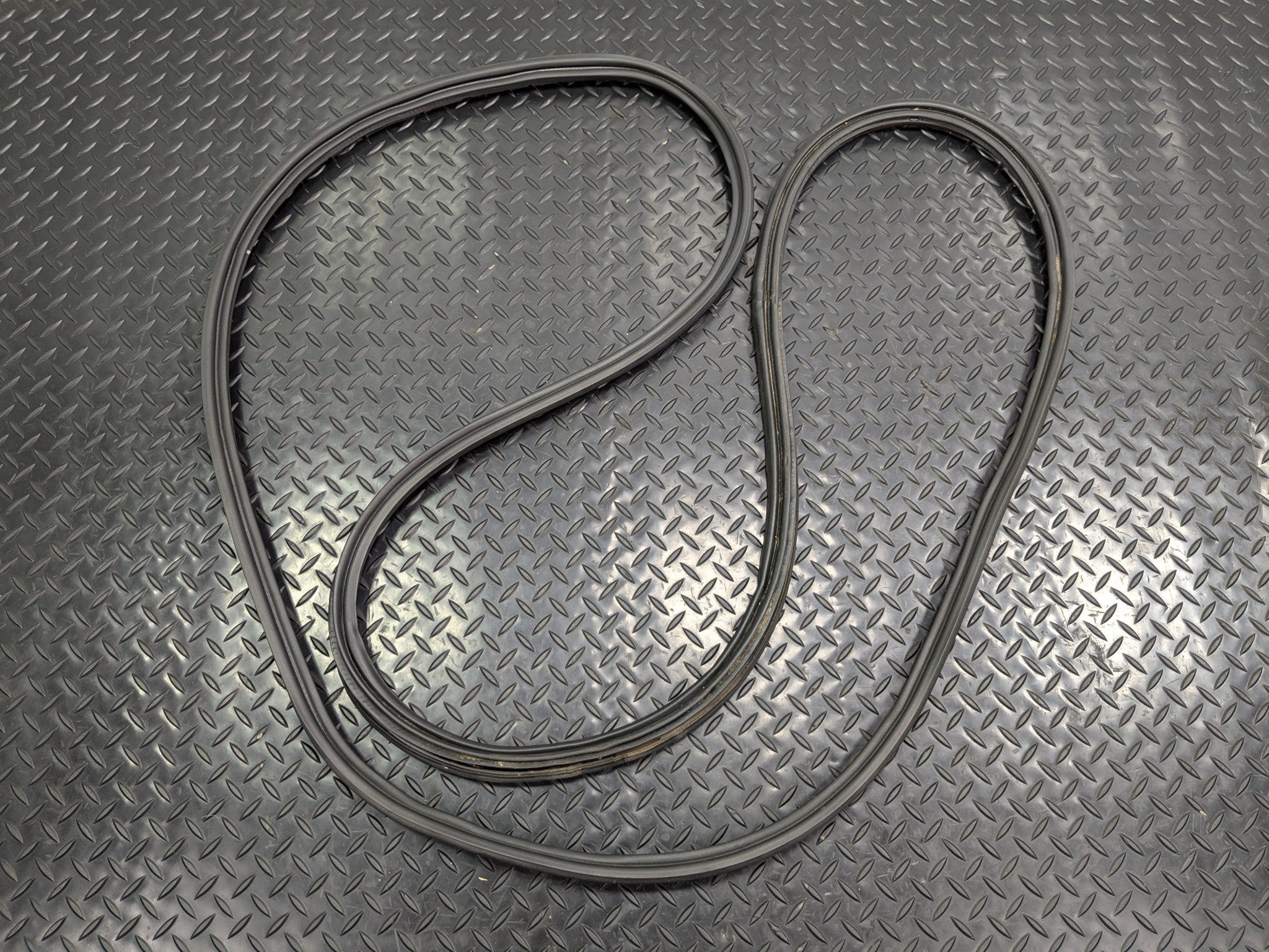 2005 - 2007 OEM NISSAN ARMADA TRUNK GLASS TAILGATE WEATHERSTRIP SEAL