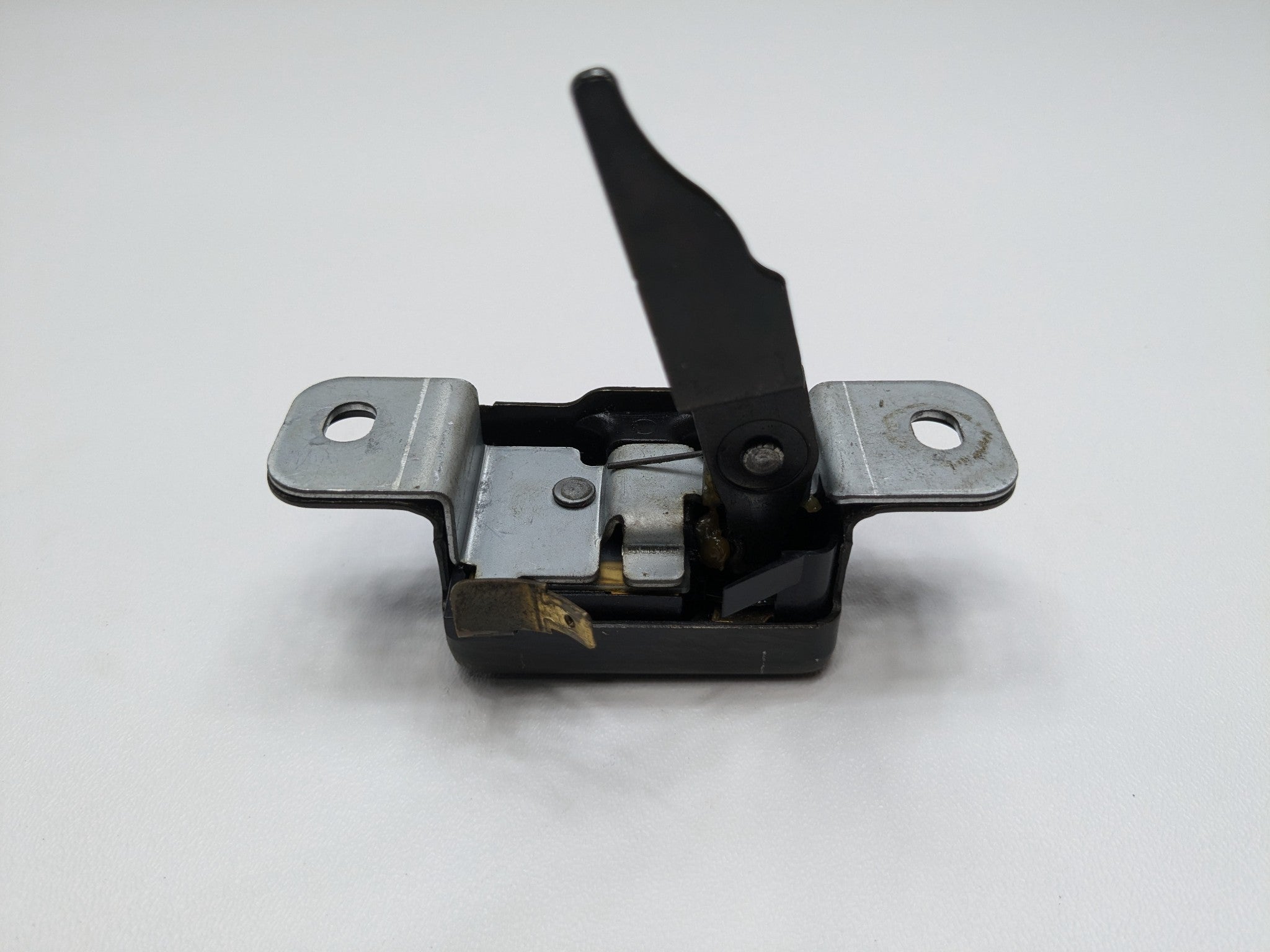 2005 - 2007 OEM NISSAN ARMADA REAR LIFTGATE HATCH GLASS LOCK LATCH